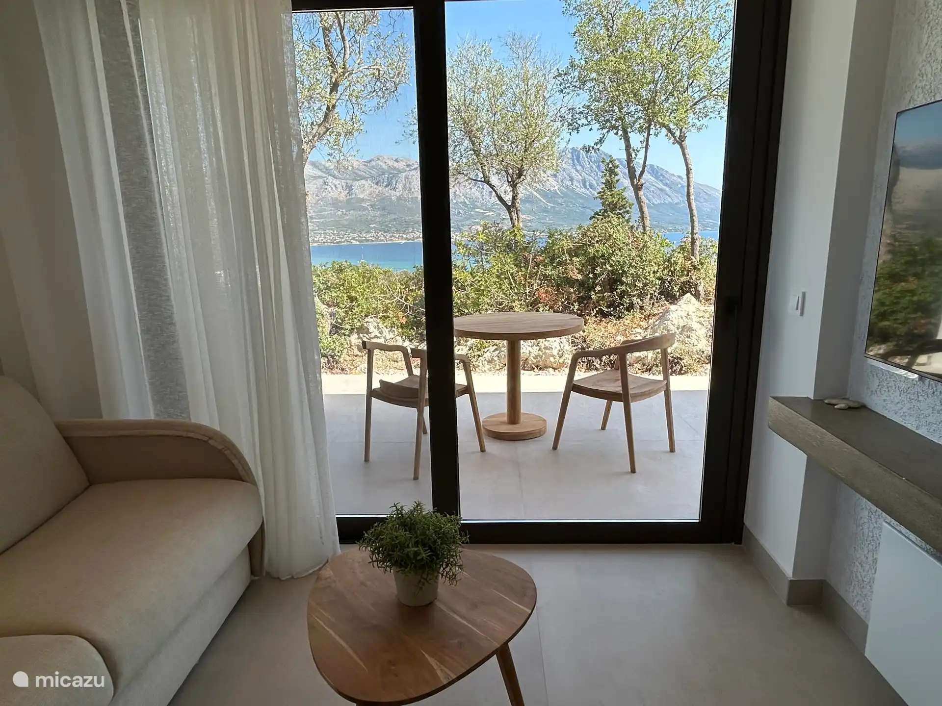 Wohnzimmertüren mit französischen Türen zur Terrasse 