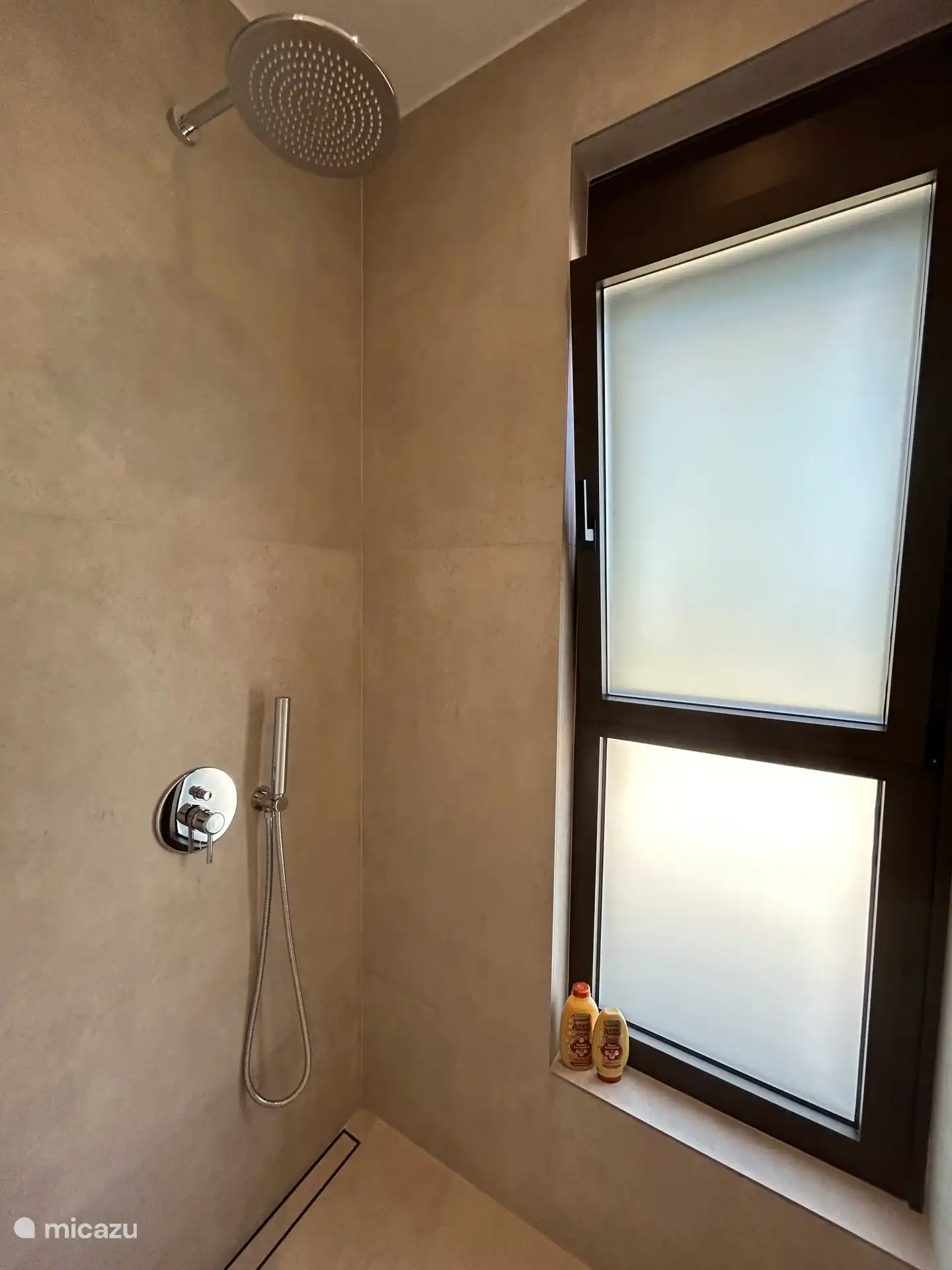 Große begehbare Dusche 