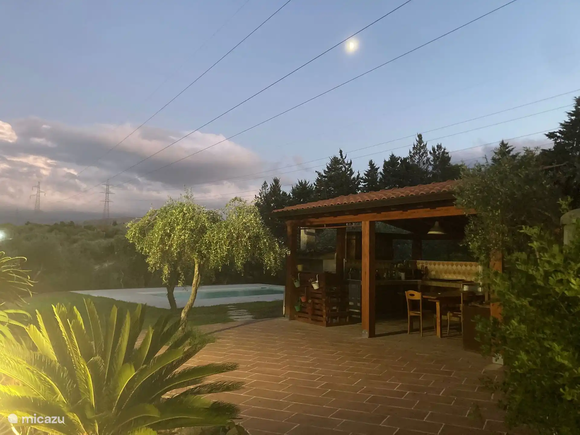 Cocina exterior y vistas a la piscina.