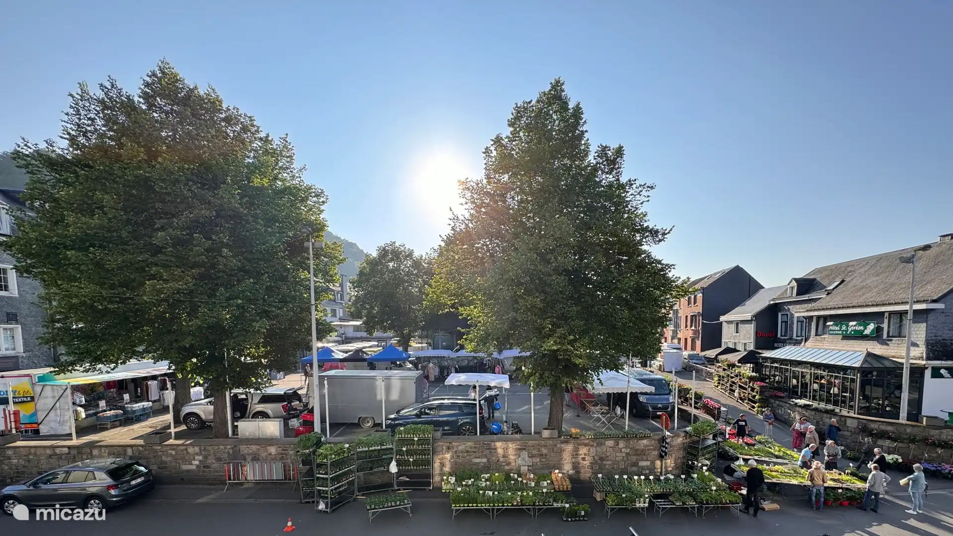 Le gîte fait face au marché du vendredi
