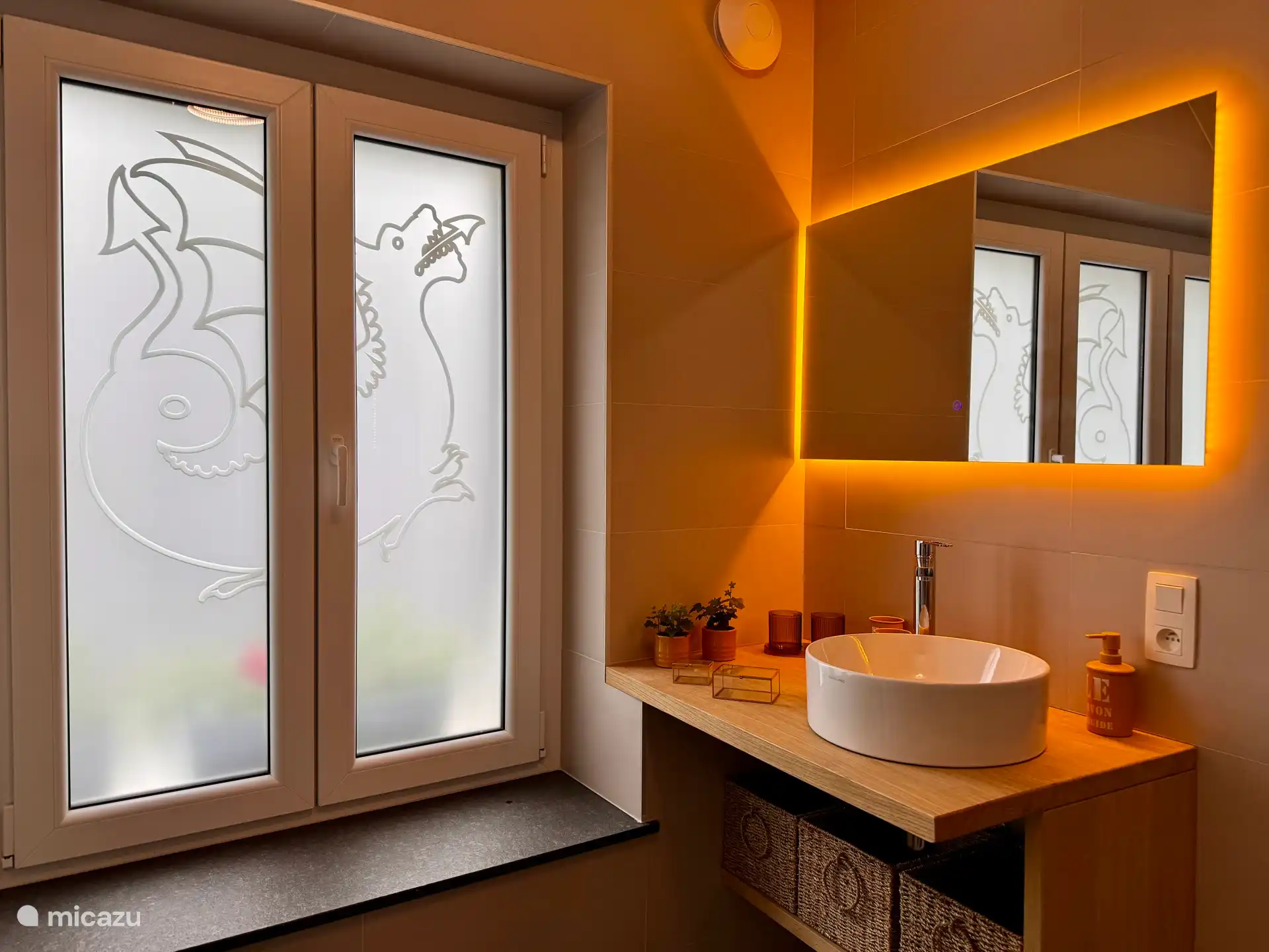 La salle de douche illuminée