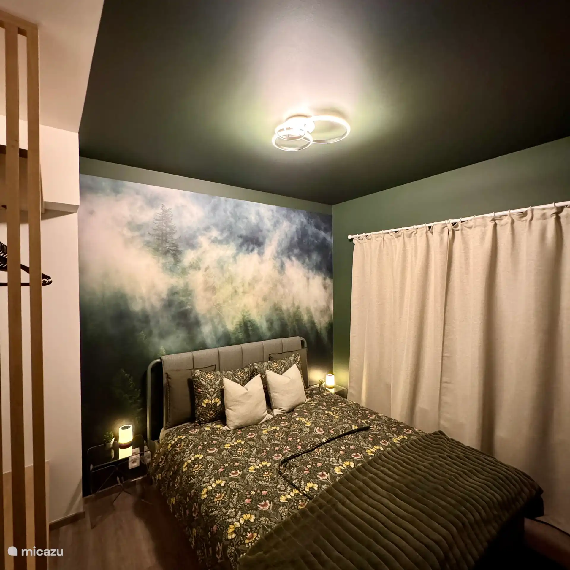 Vue de la chambre en soirée