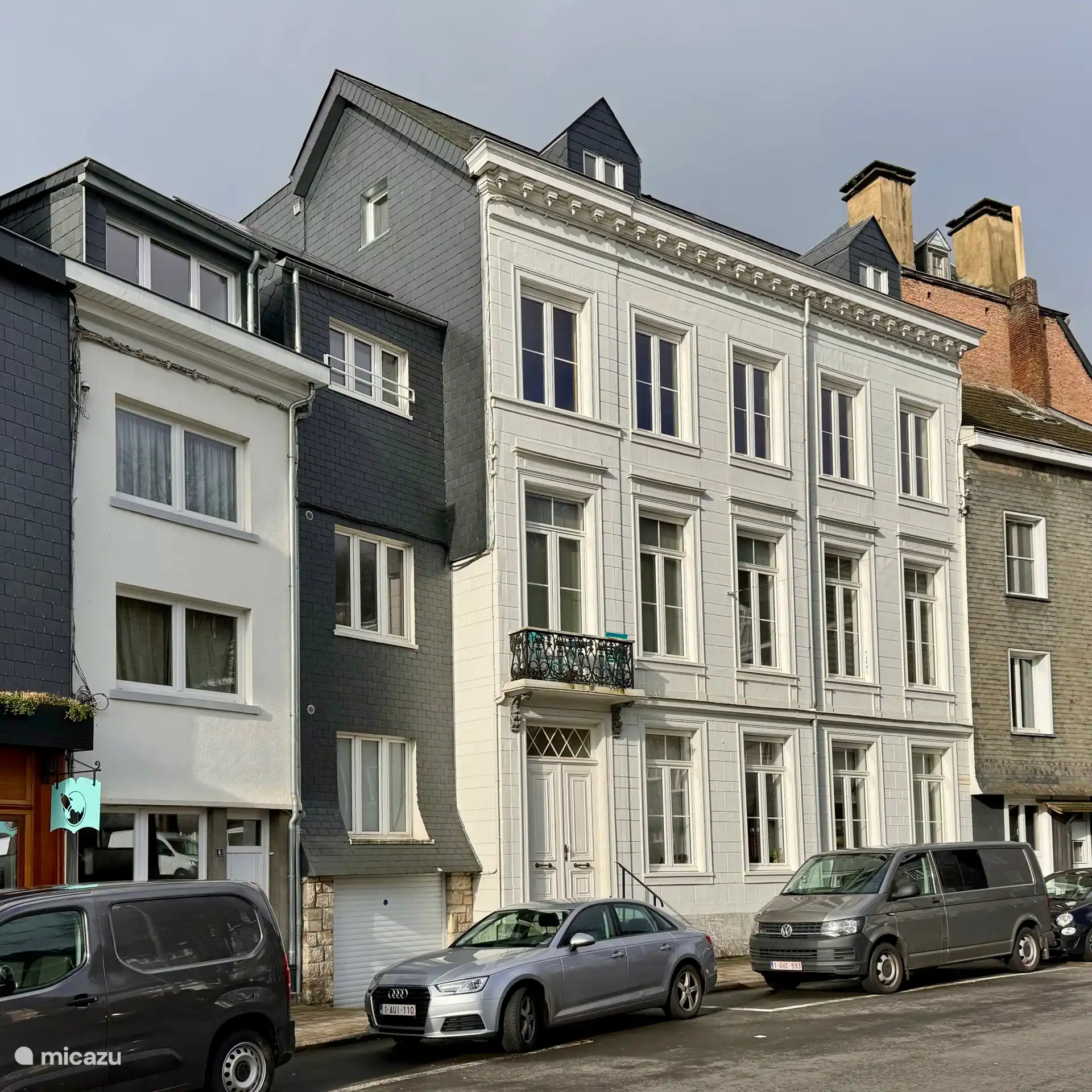 La maison qui abrite le gîte fait face à la place St Géréon, aussi nommée place du marché (vendredi)