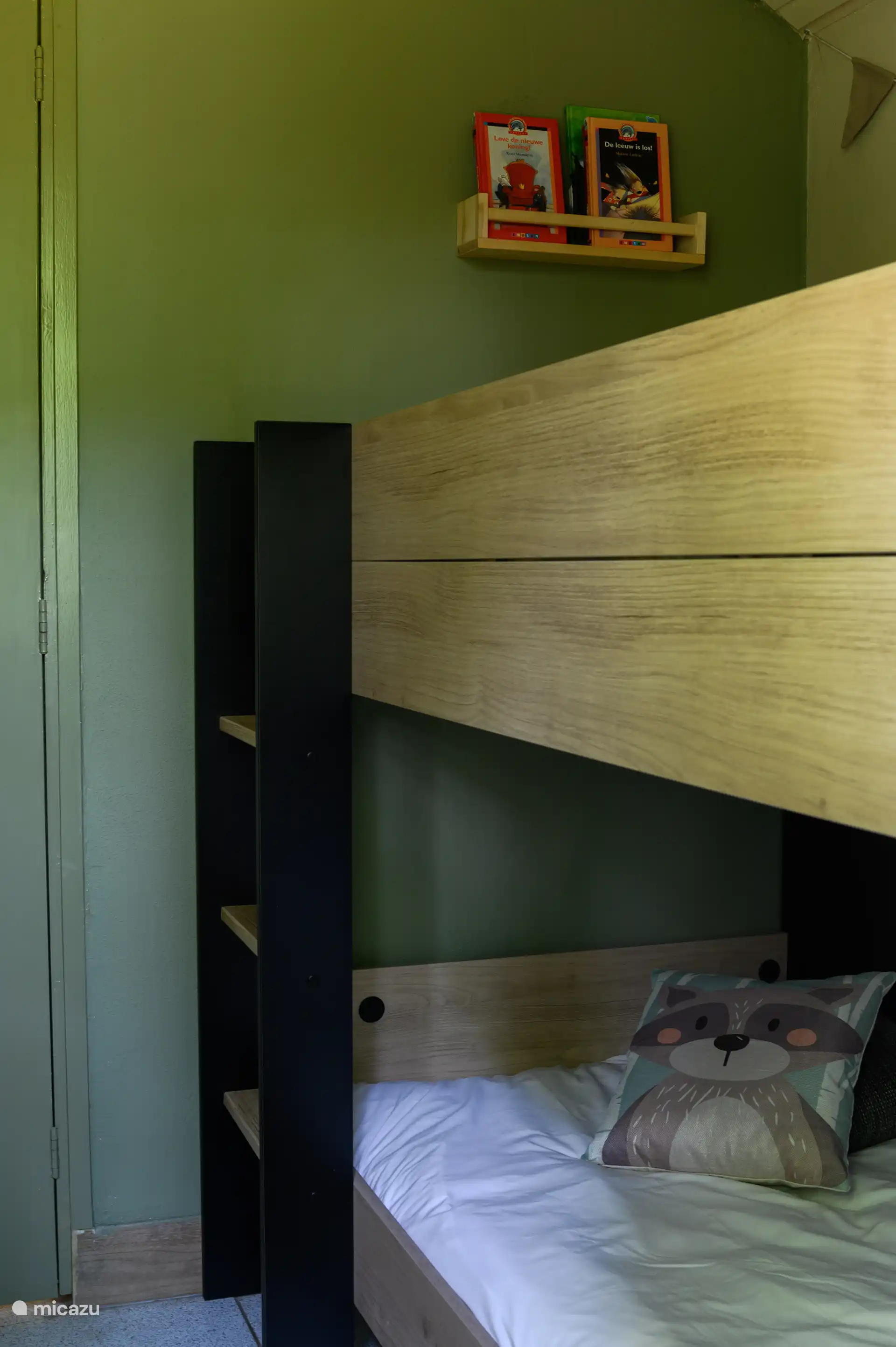 Sturdy bedroom with bunk beds – ideal for children or extra guests.