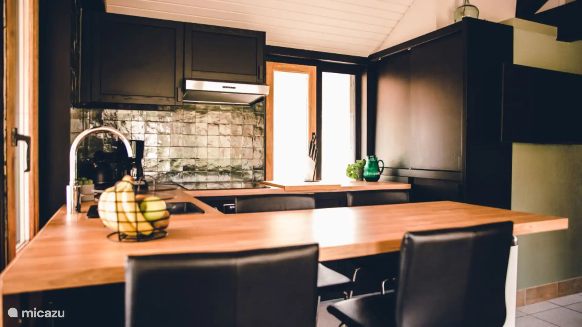 An der Bar kann man frühstücken, zu Abend essen oder sogar arbeiten. Dank unseres Glasfasernetzes gibt es eine superschnelle Internetverbindung.