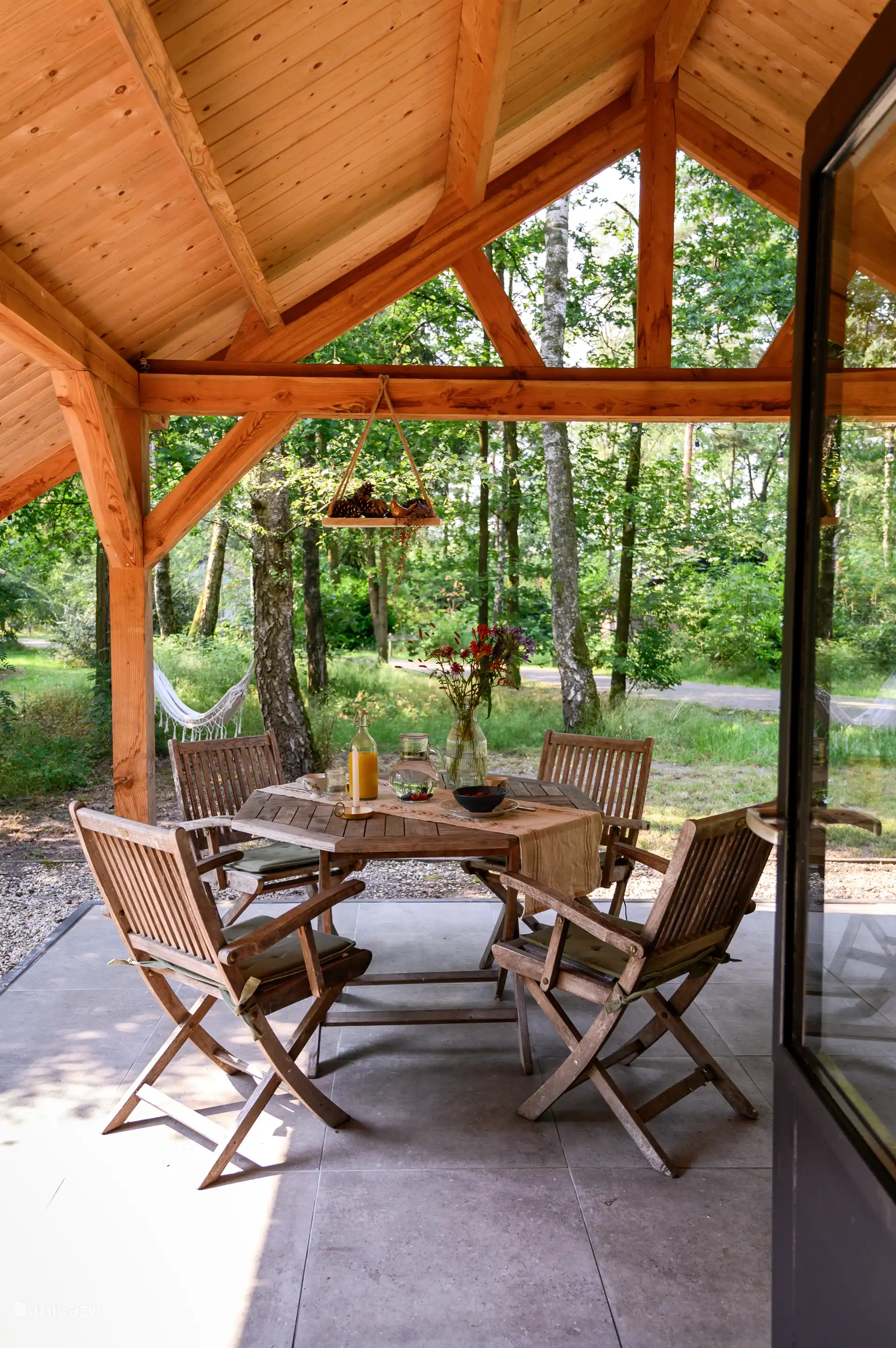 Wunderbar öffne die Tür, damit du das Äußere hereinbringst.