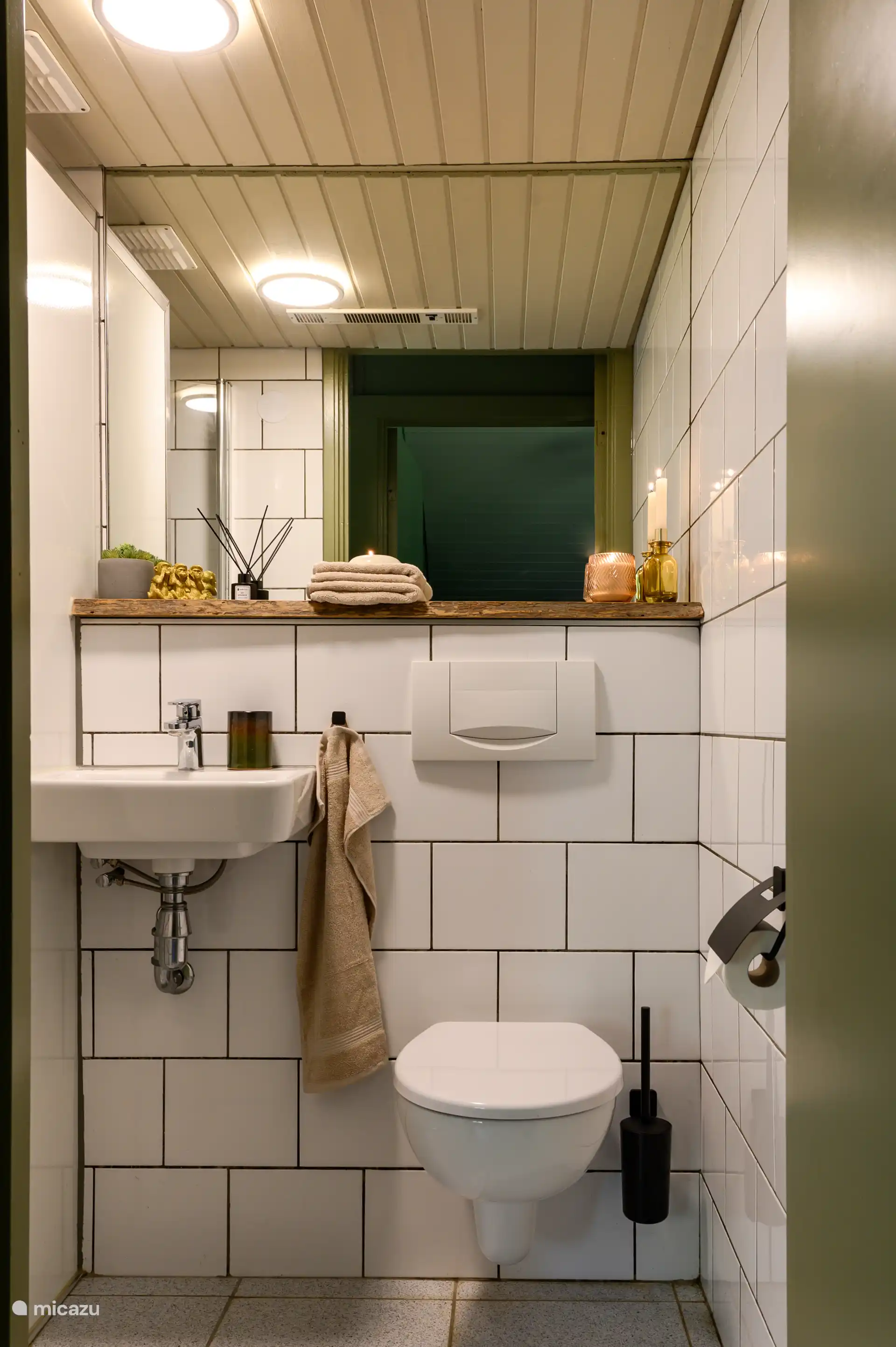 Practical and fresh bathroom with walk-in shower, sink and toilet. Equipped with underfloor heating for extra comfort.