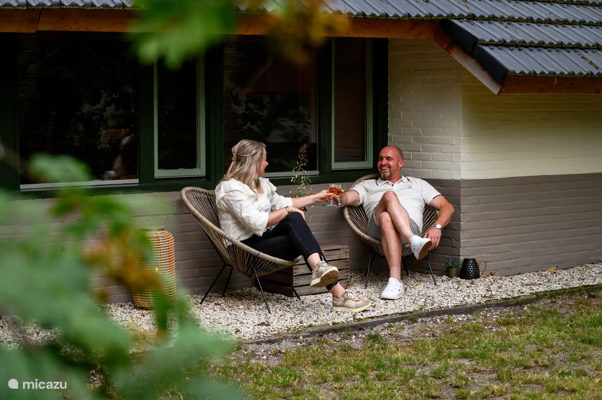 Enjoy a good glass together and the tranquility of the forest.