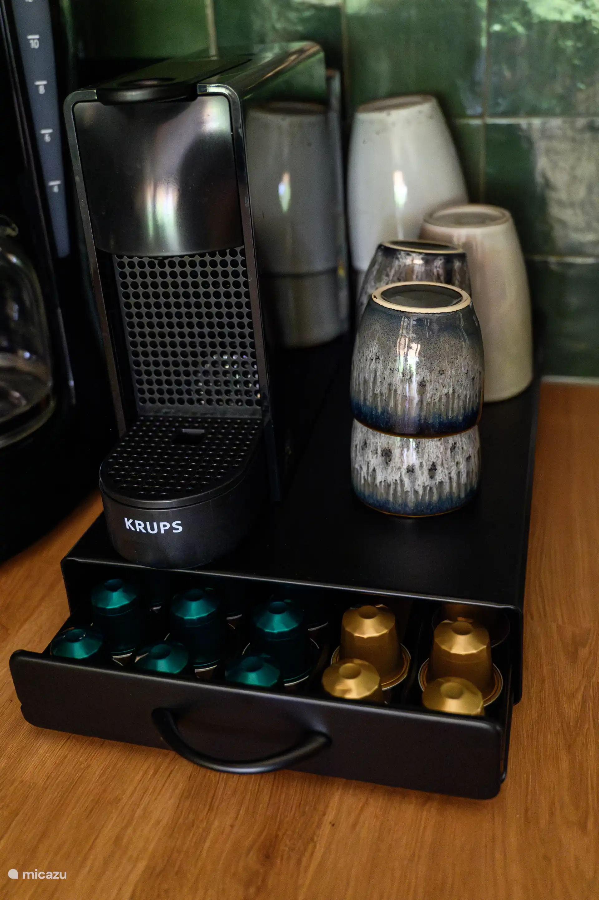 Filterkaffee und Nespresso-Maschine inklusive Kaffee und Tee sind verfügbar.
