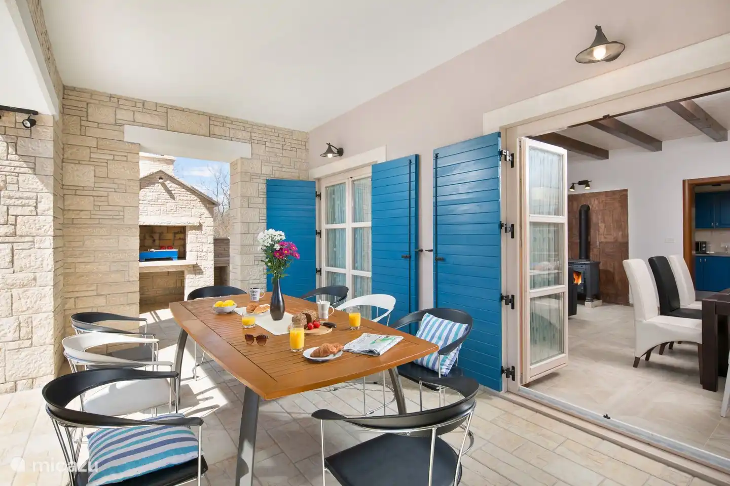 véranda avec table à manger extérieure