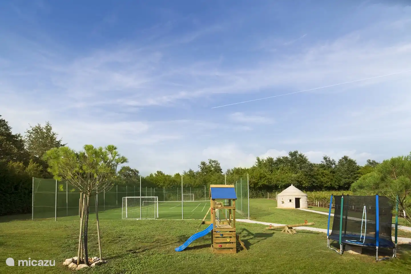 Installations de jeux à côté de la villa