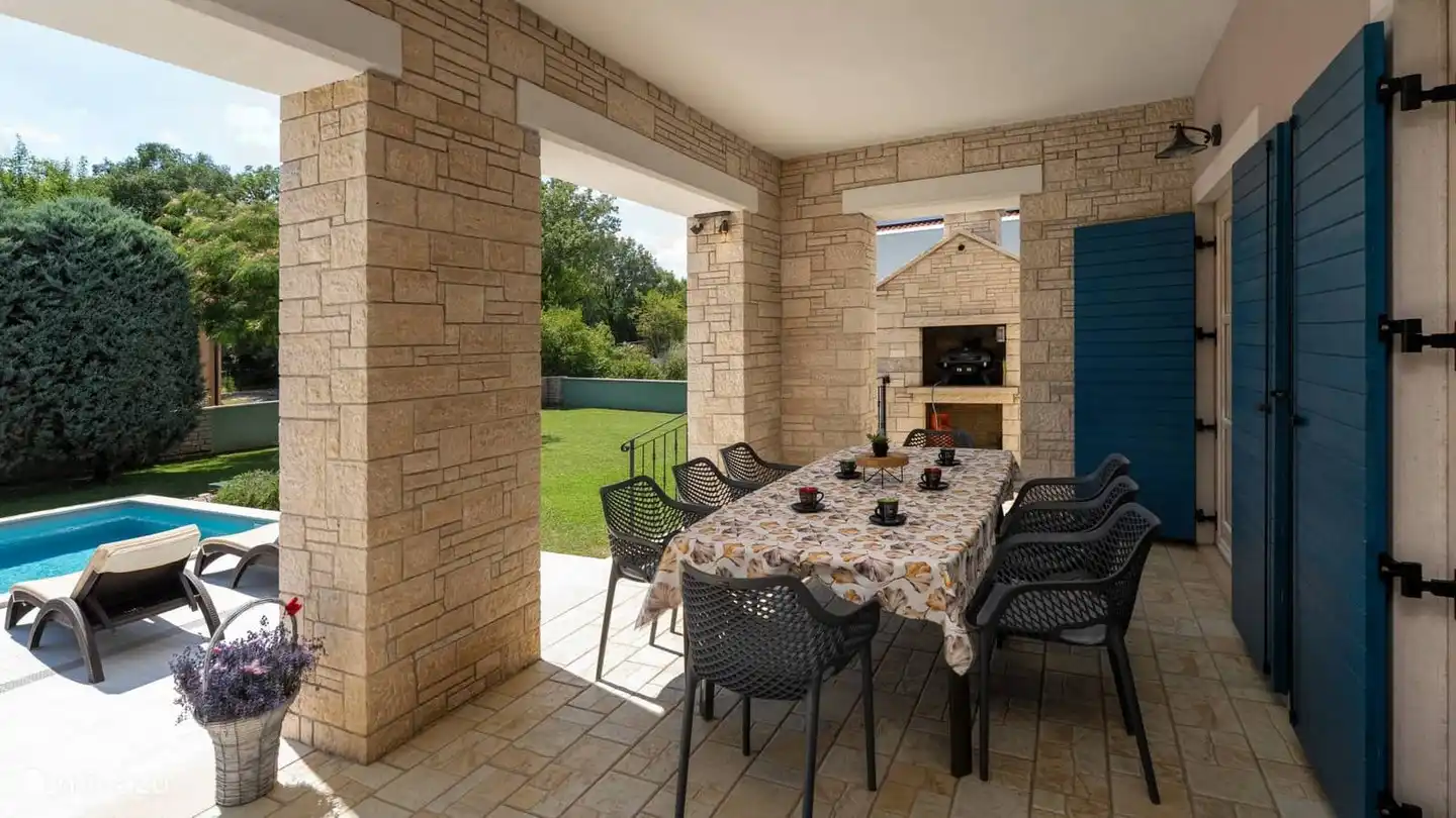 veranda met buitentafel