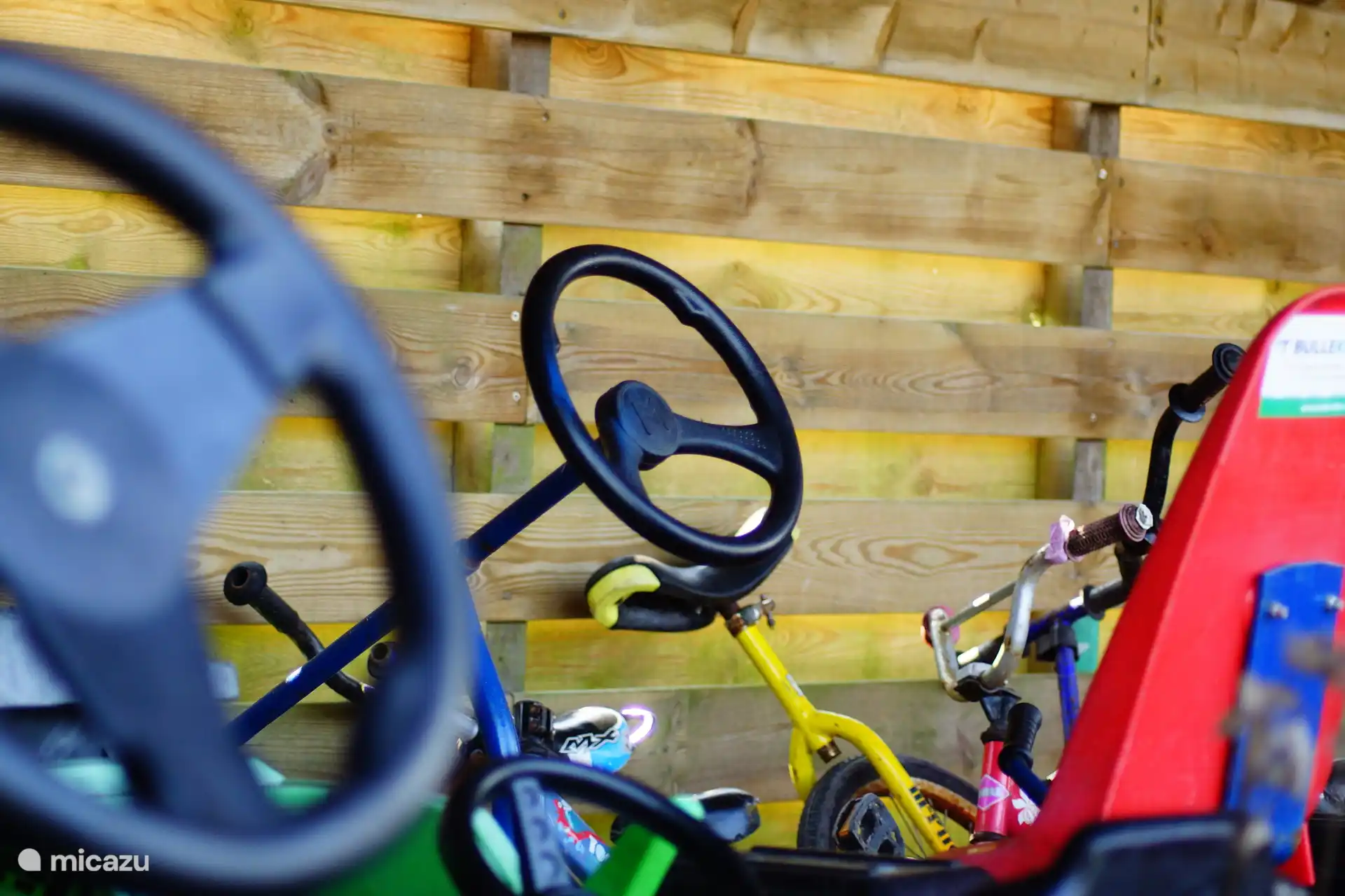 Pour les enfants, tous les karts, vélos, scooters, tracteurs, etc. Ils adorent vraiment ça. C’est beaucoup utilisé et ça se ressent.