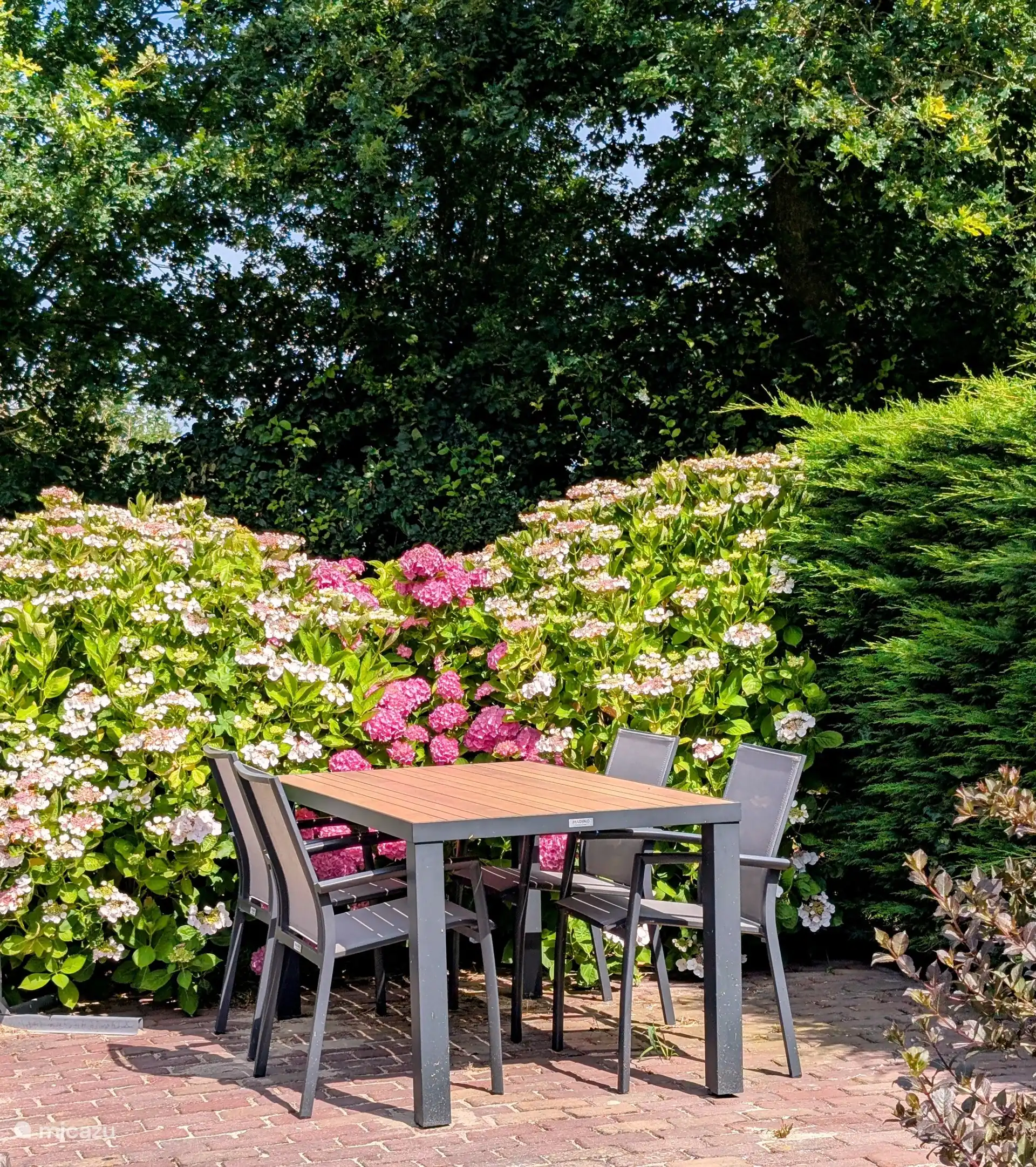 Terrasse numéro 2 avec vue sur l’aire de jeux. Il y a aussi un parasol ici.