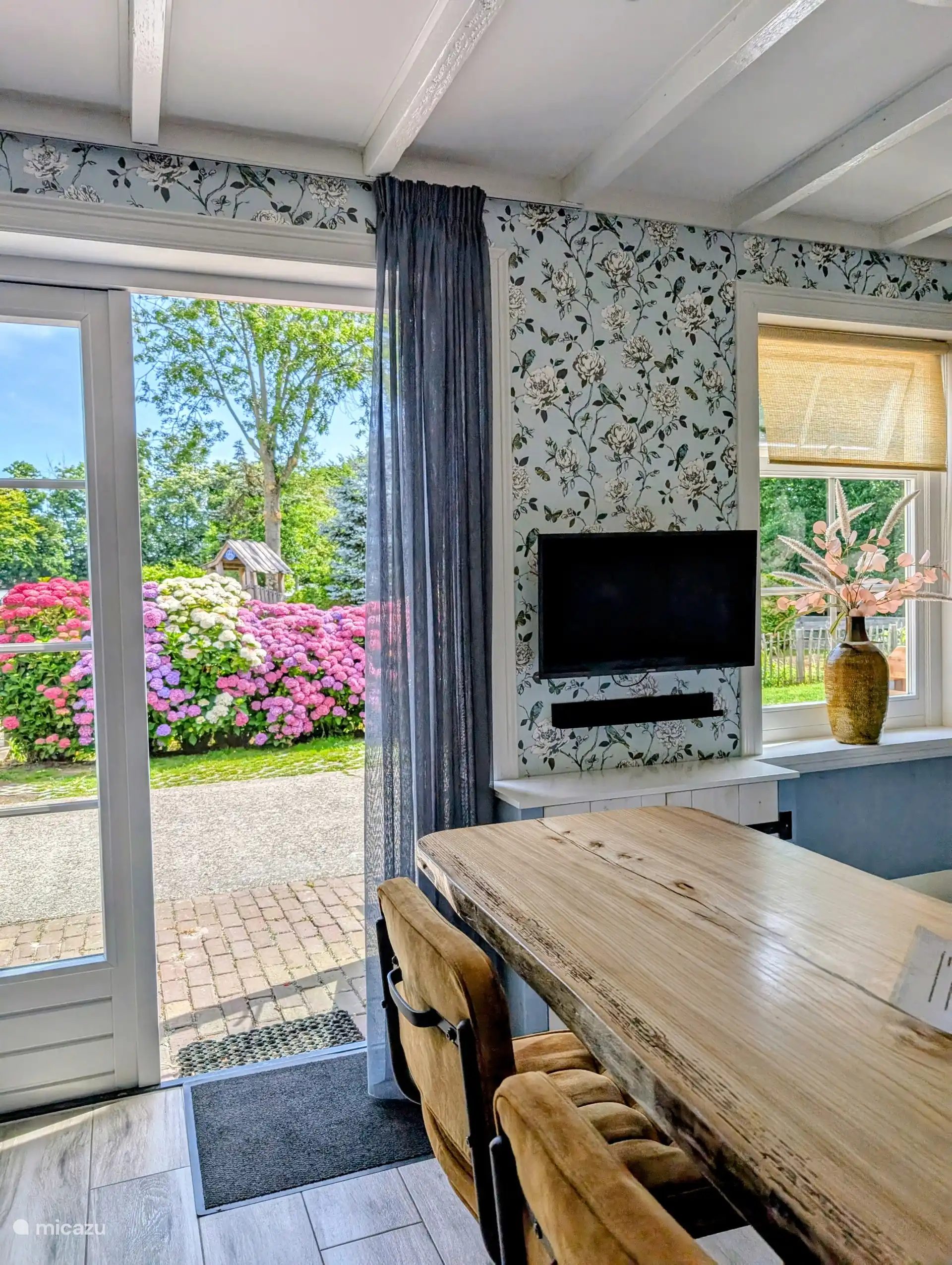 Table de bar douillette pour manger et boire, espace pour 4 personnes. 