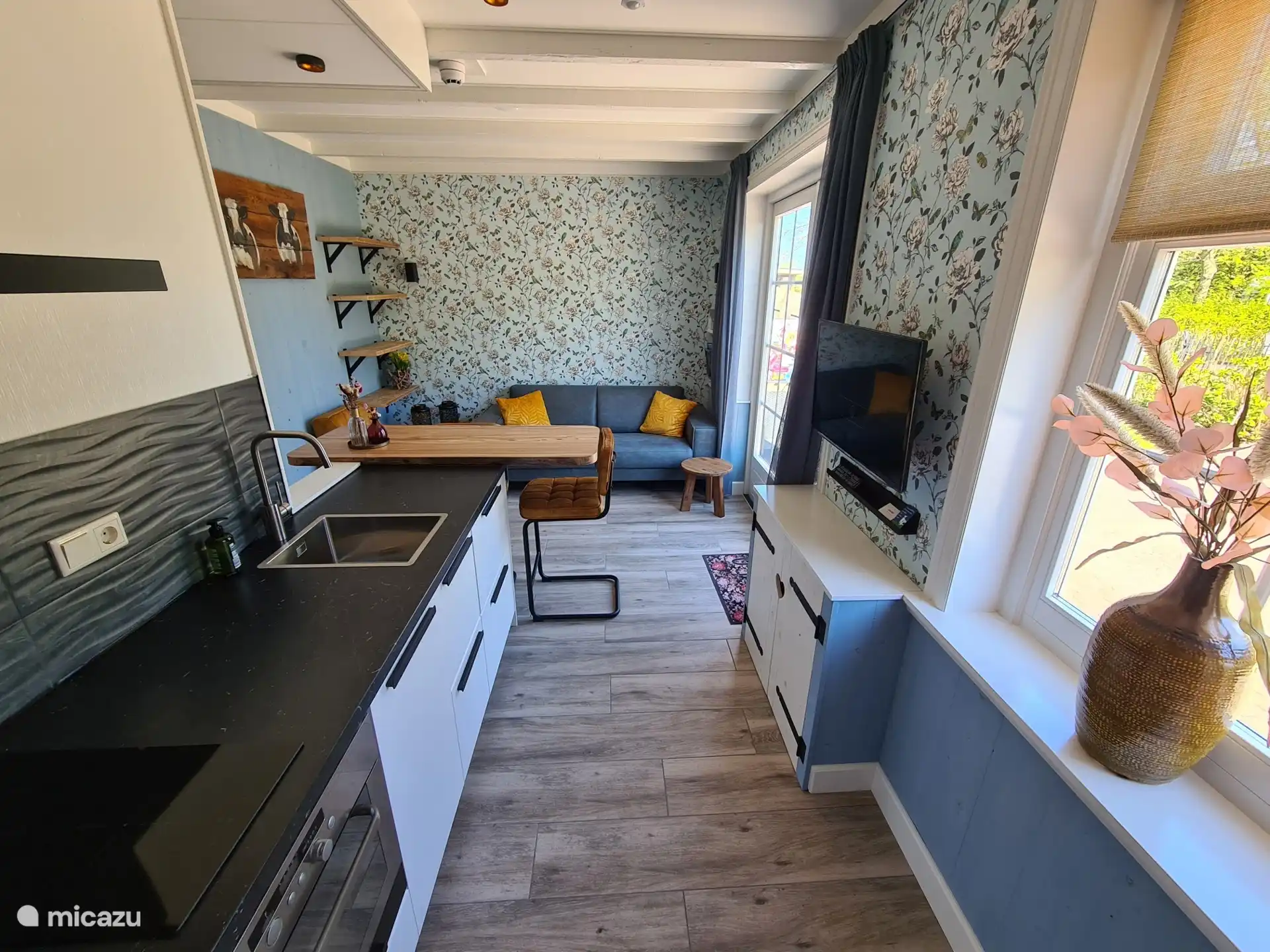 Le salon et la cuisine, le coin café avec le réfrigérateur ne sont tout simplement pas visibles sur cette photo.