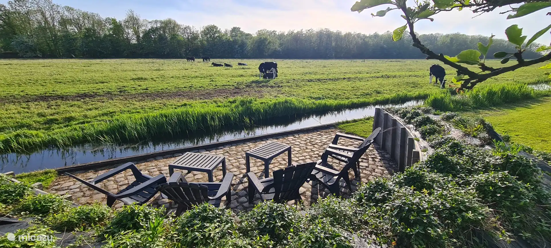 En plus de vos propres terrasses, il y a toutes sortes d’endroits agréables et atmosphériques. Nous disons toujours de vous sentir chez vous et libre de vous asseoir et de profiter où vous voulez. Il y a largement assez d’espace.