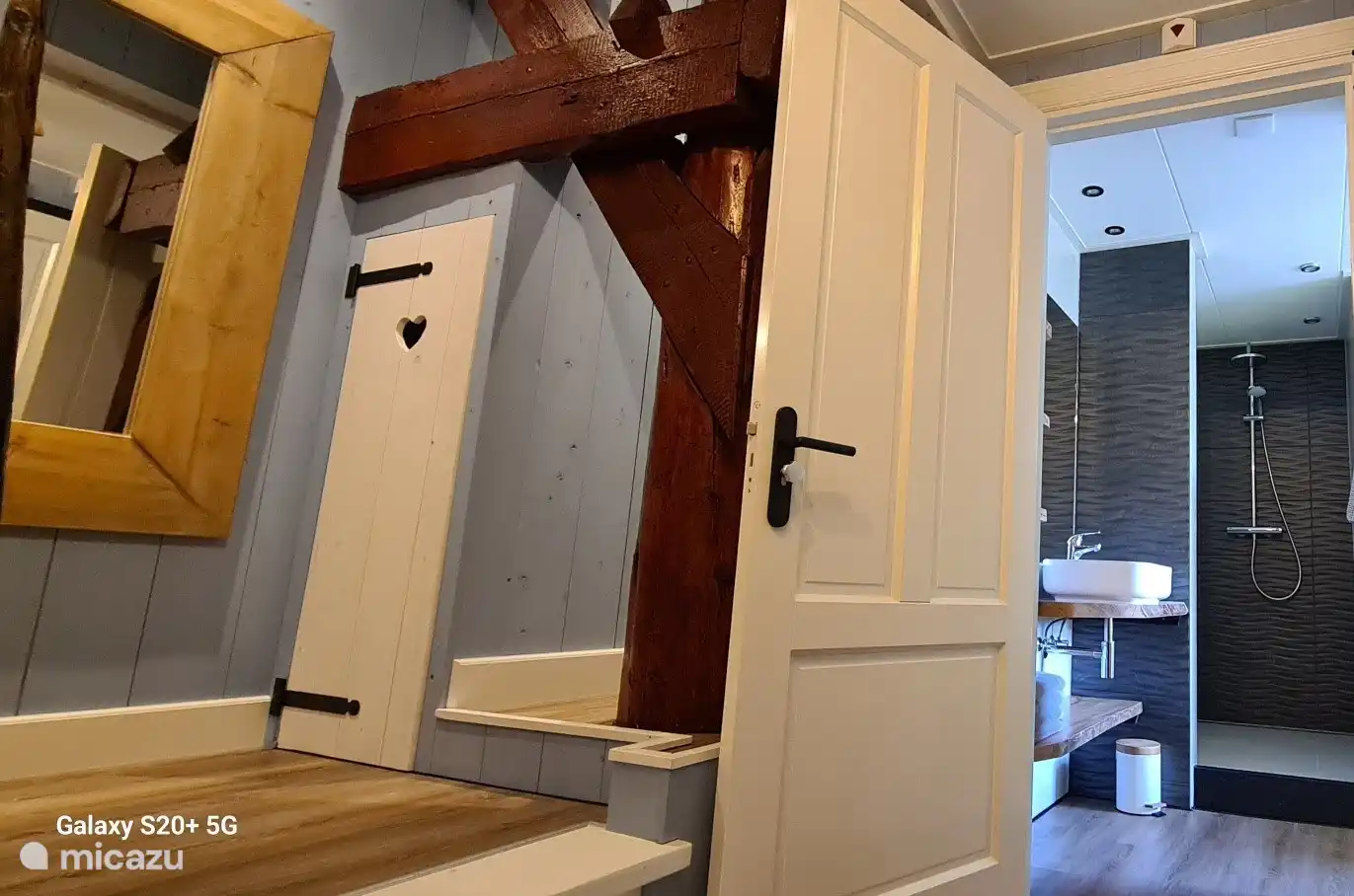 Les éléments atmosphériques de l’ancienne ferme sont visibles. La salle de bain est en An Suite par rapport à la chambre, merveilleusement confortable.