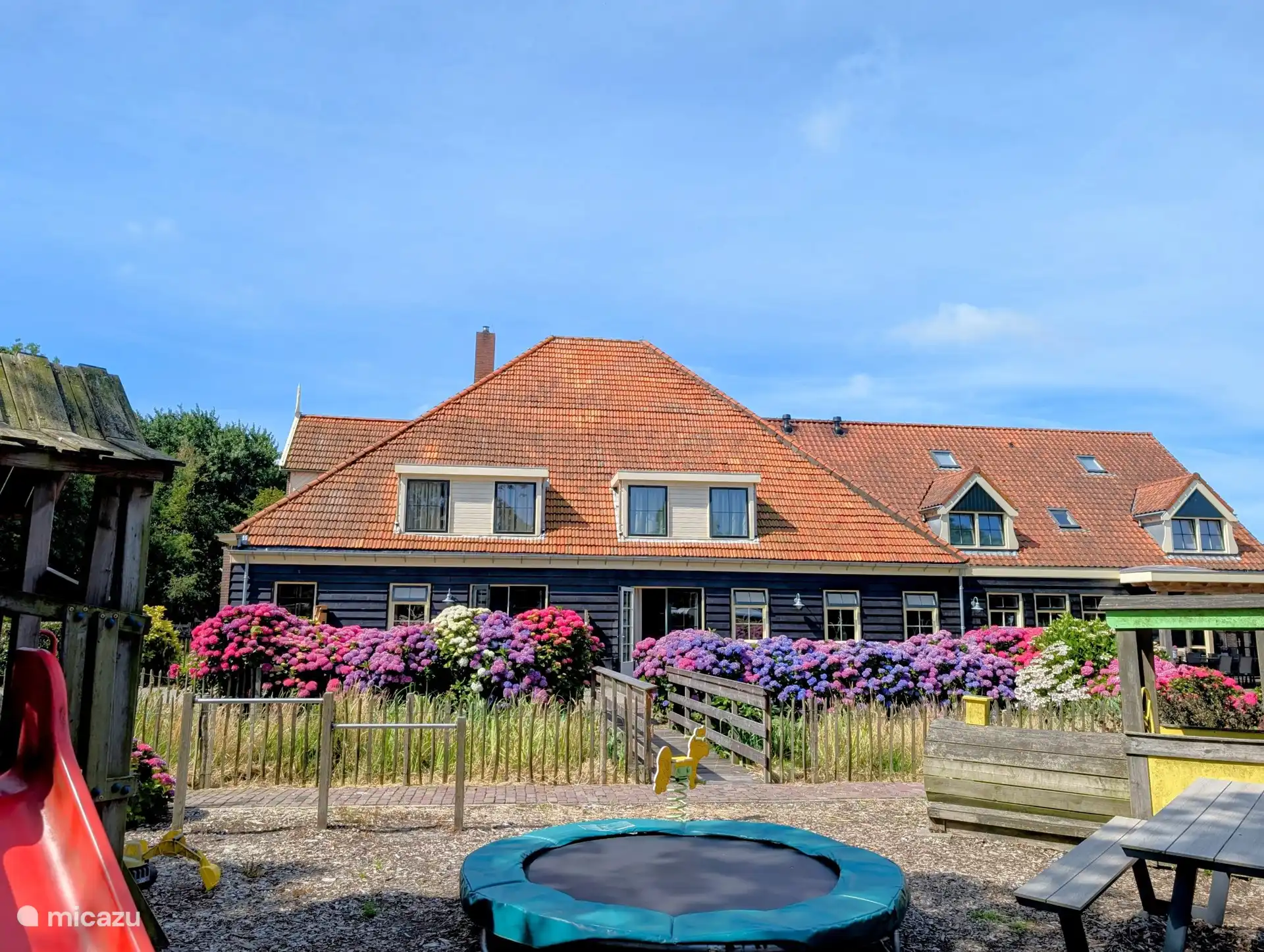 Le terrain de jeux, c’est aussi un bac à sable pour des heures de plaisir.