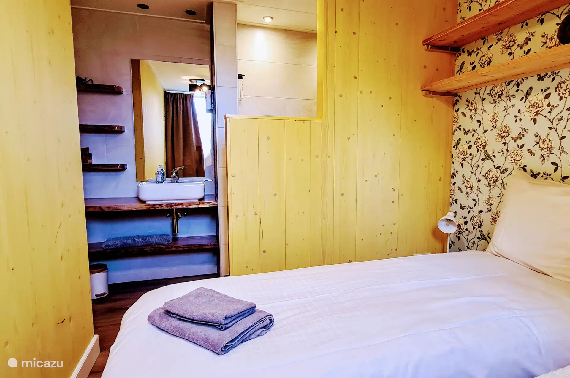 Quel luxe, ta propre chambre et ta propre salle de bain. Une deuxième salle de bain séparée a été réalisée pour l’autre chambre.