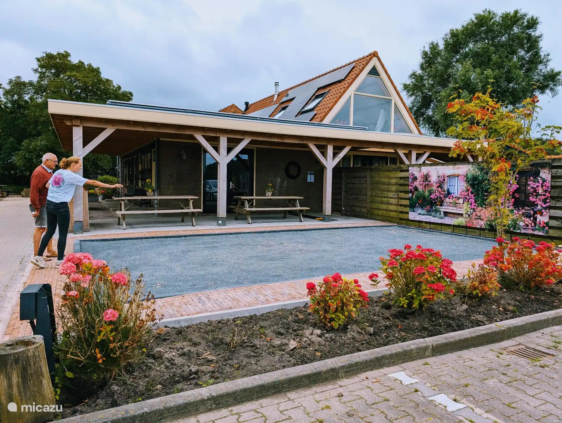 Le terrain du Jeu des Boules et la cible de fléchettes.9 Apportez vos propres flèches et balles de boules.