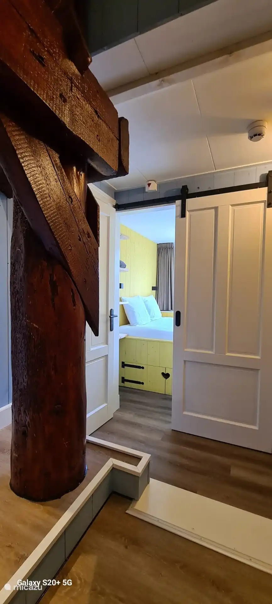 La chambre avec lit box avec un lit de 180/220 peut dormir confortablement. Il y a de la place devant le lit et des étagères pour ranger vos affaires. Les valises et sacs peuvent être placés sous le lit, derrière les trappes.