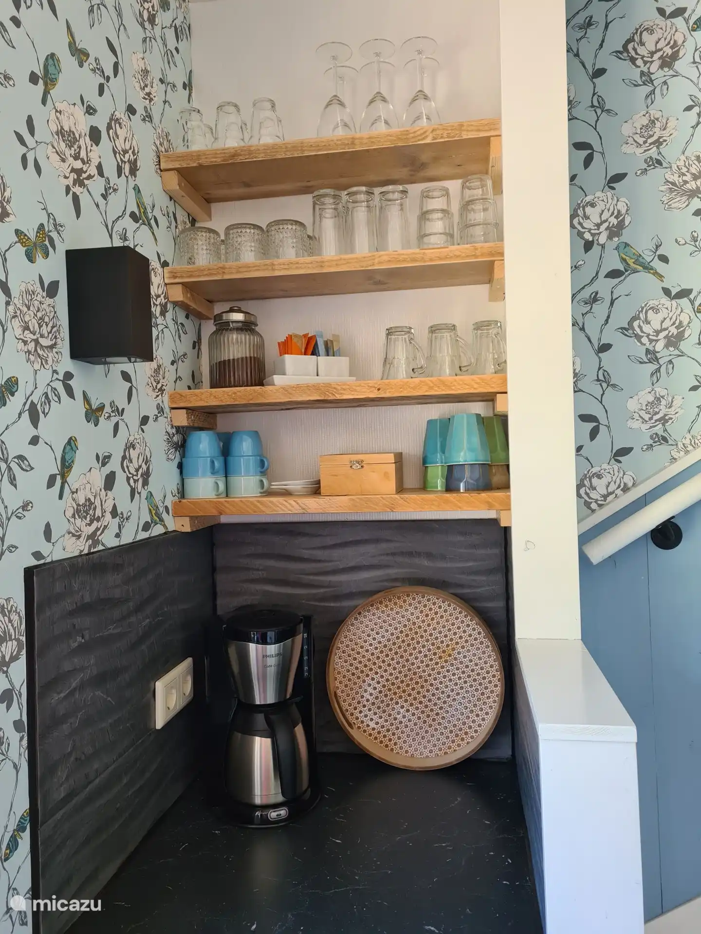 Un coin café attrayant, il y a toujours du café et du thé disponibles. Dans la région, il y a une machine à café de luxe que vous pouvez utiliser et des petits pains frais sont prêts chaque matin.