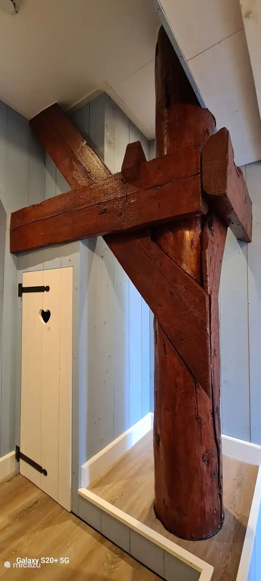 On séjourne vraiment dans un appartement confortable et rénové, mais les éléments de la ferme centenaire ont été préservés.