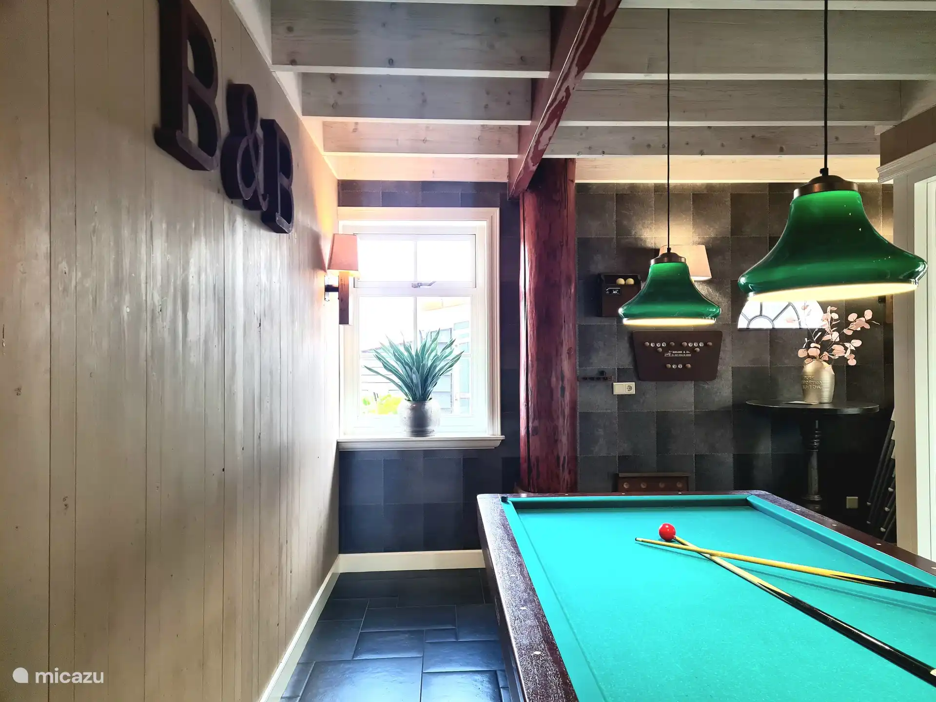 Dans l’un des espaces communs, ici vous pouvez jouer au billard.