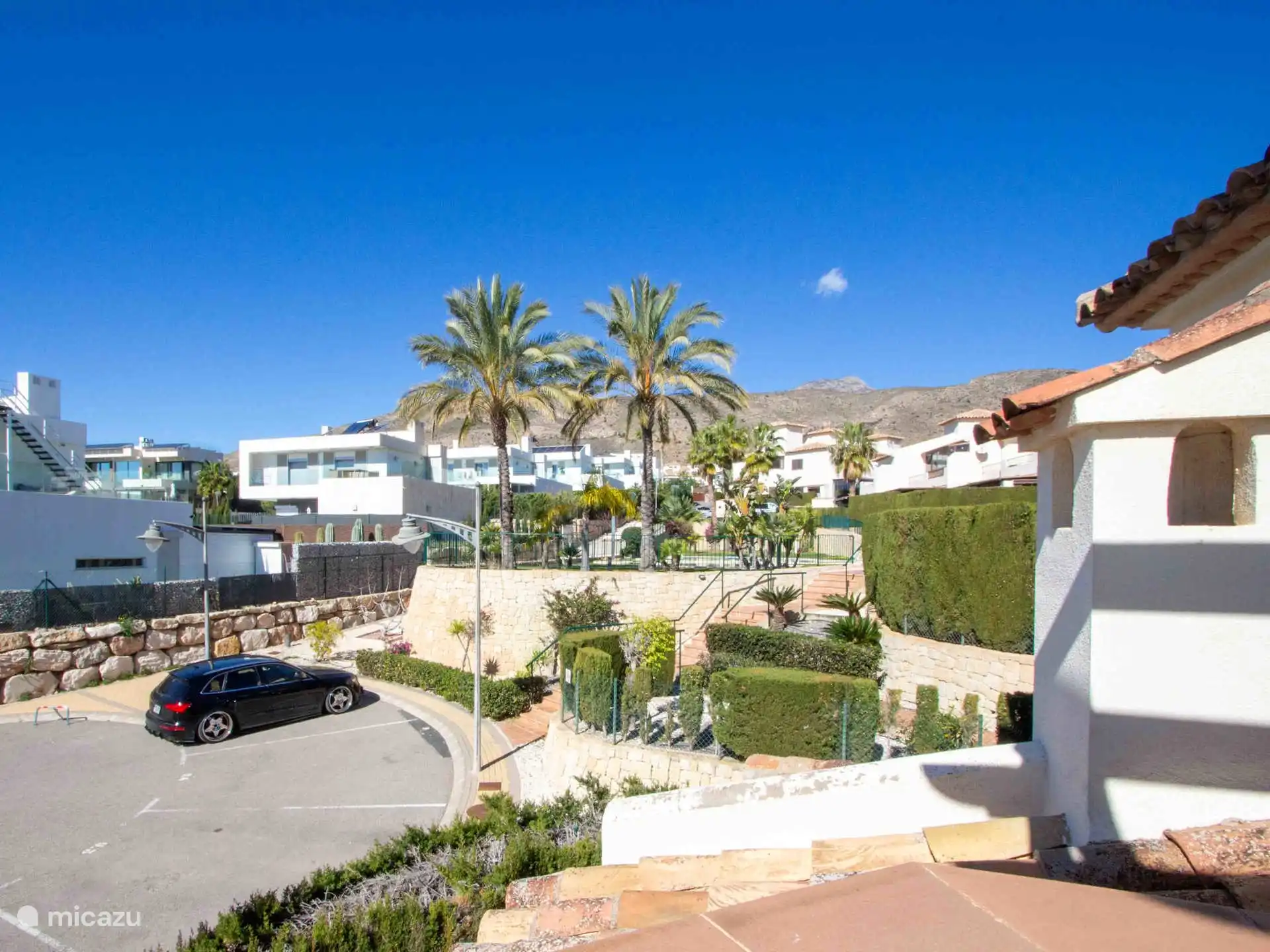 Casa Alegria - parking en toegang naar het zwembad