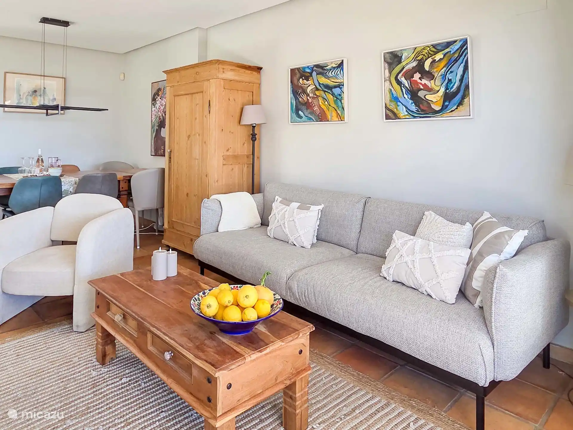 Casa Alegria - Woonkamer met eettafel 