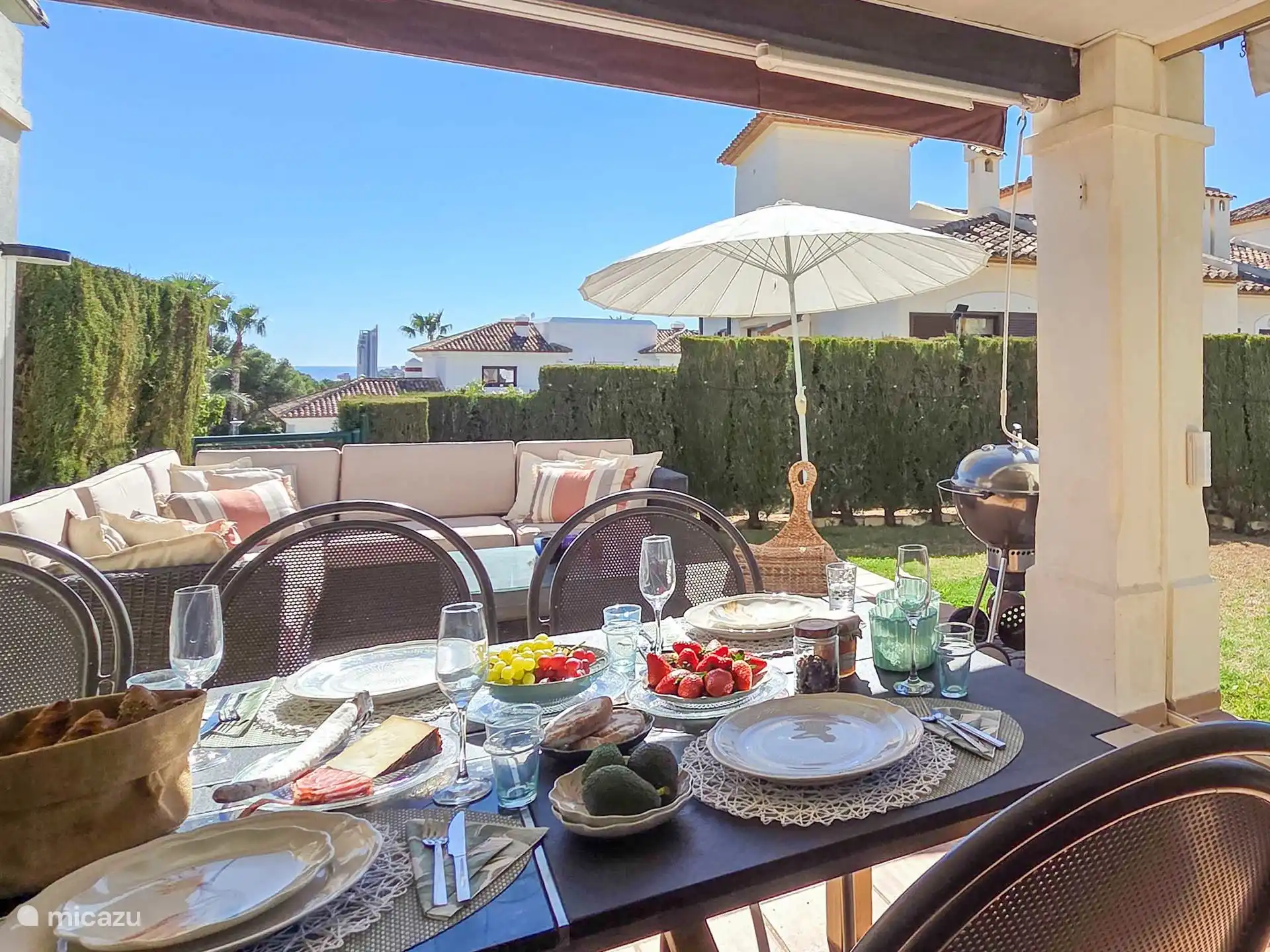 Casa Alegria - Terras met op de achtergrond de zee