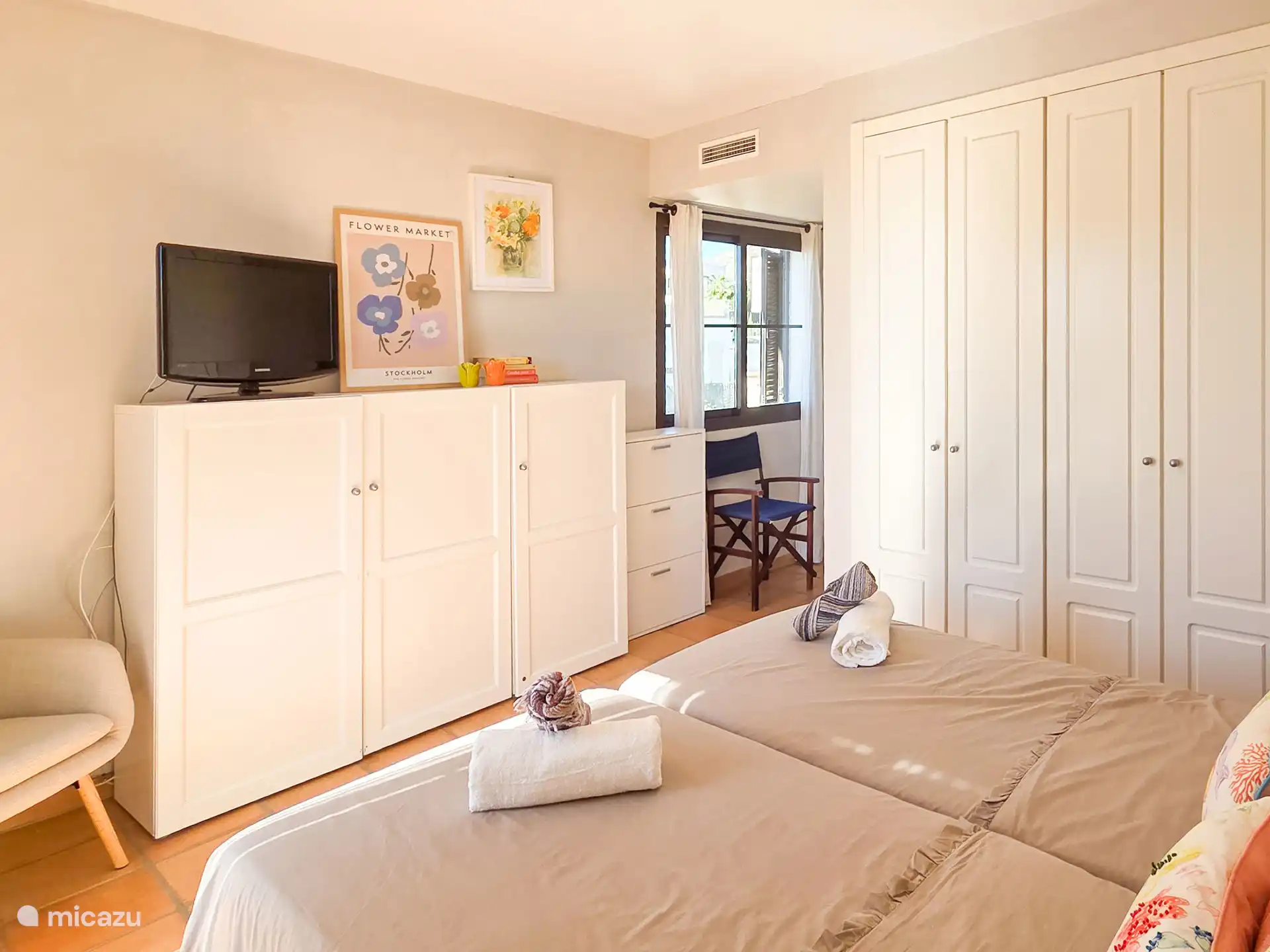 Casa Alegria - de master slaapkamer voorzien van opbergruimte en TV