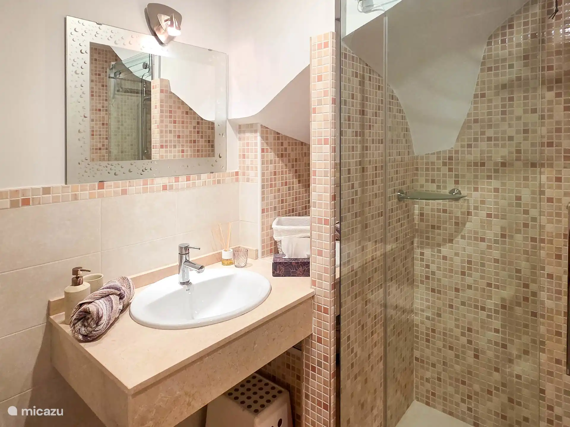 Casa Alegria - 2de badkamer voorzien van toilet, douche en wasmeubel.