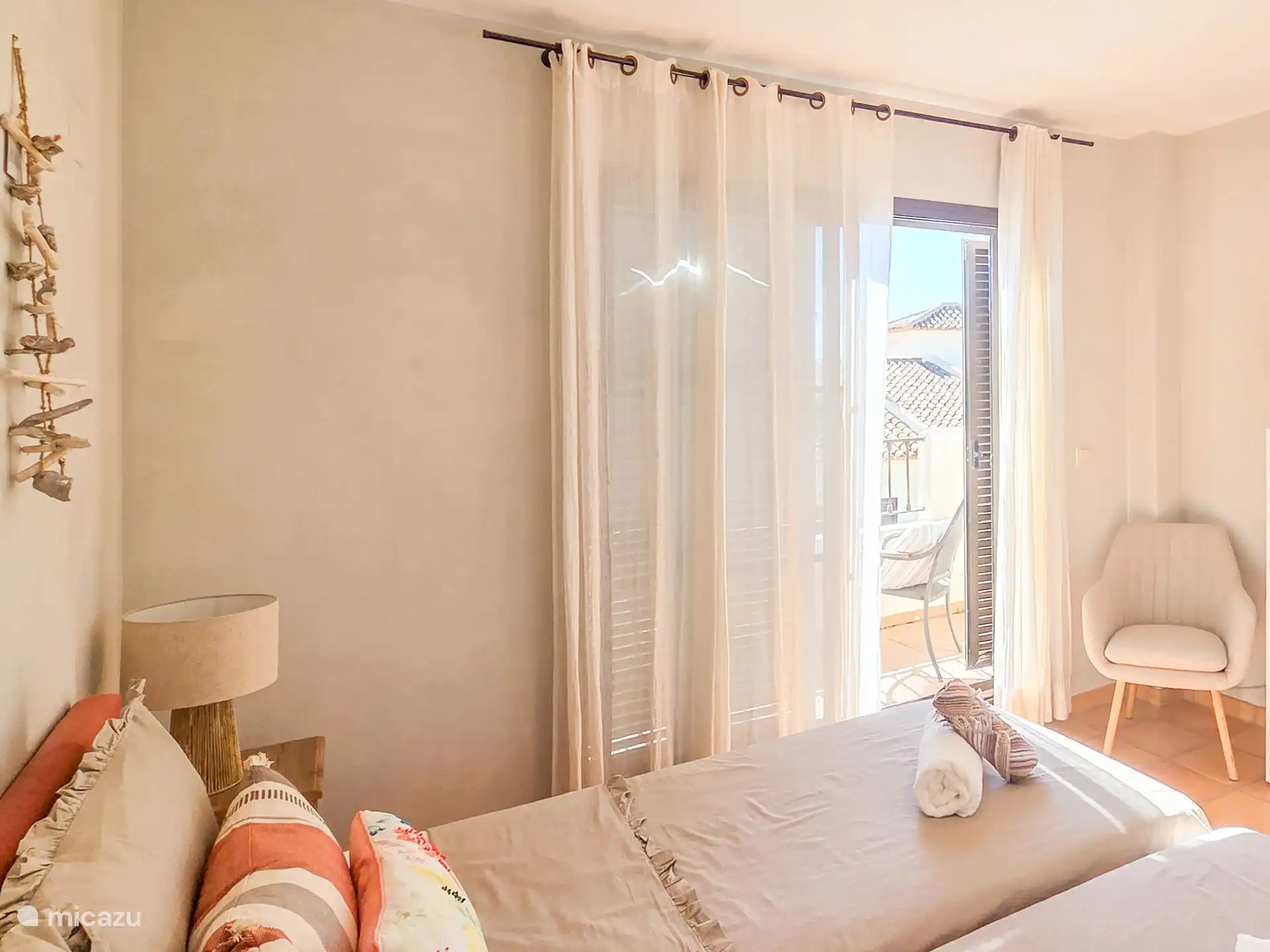 Casa Alegria - Master slaapkamer met toegang tot een privaat terras