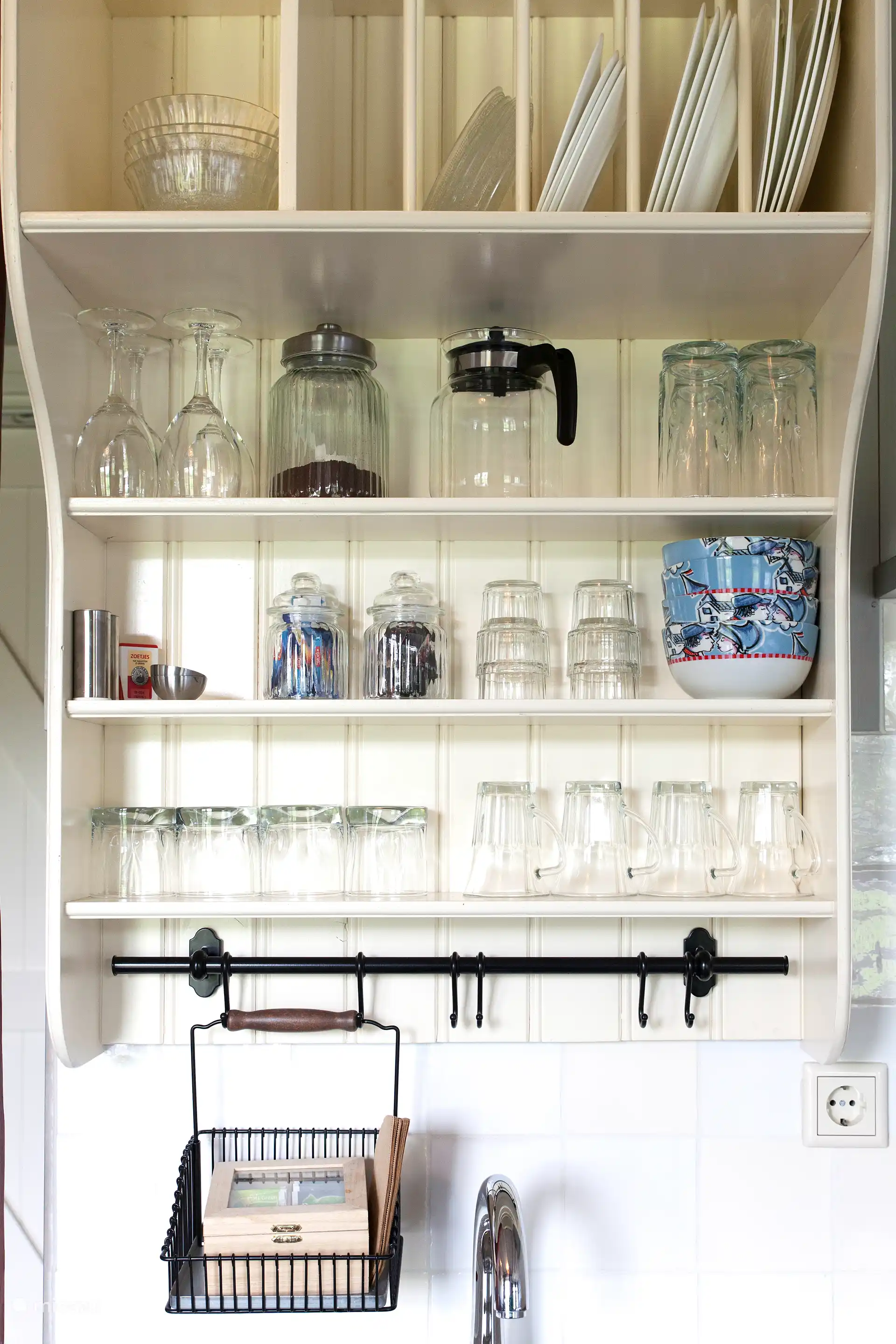 Vieux porte-assiettes hollandais. Vous rencontrerez partout l’atmosphère d’une ferme vieille de plus de 100 ans, mais avec le confort d’aujourd’hui.