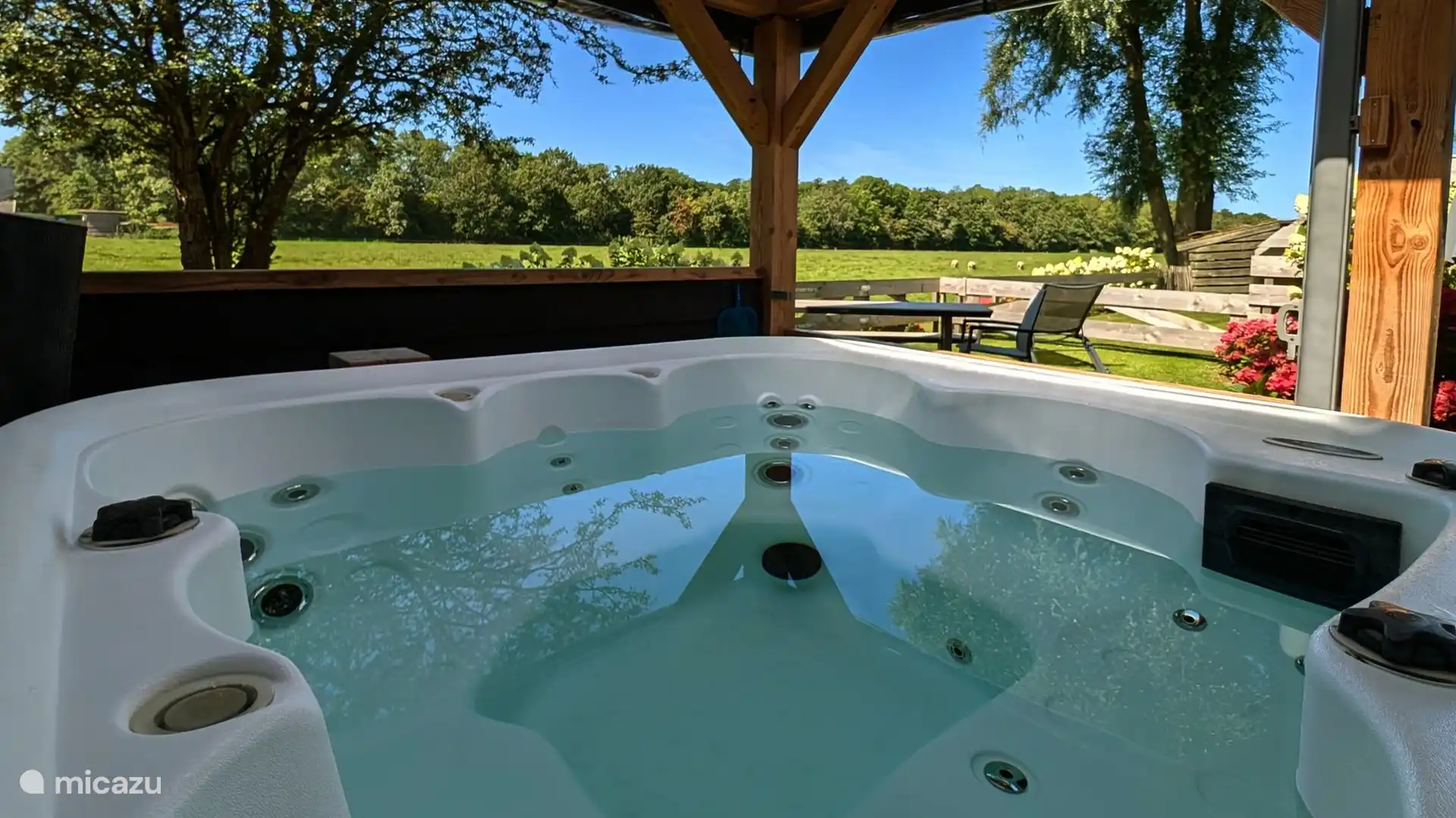 Profitez d’un moment dans votre jacuzzi privé avec vue sur la campagne.