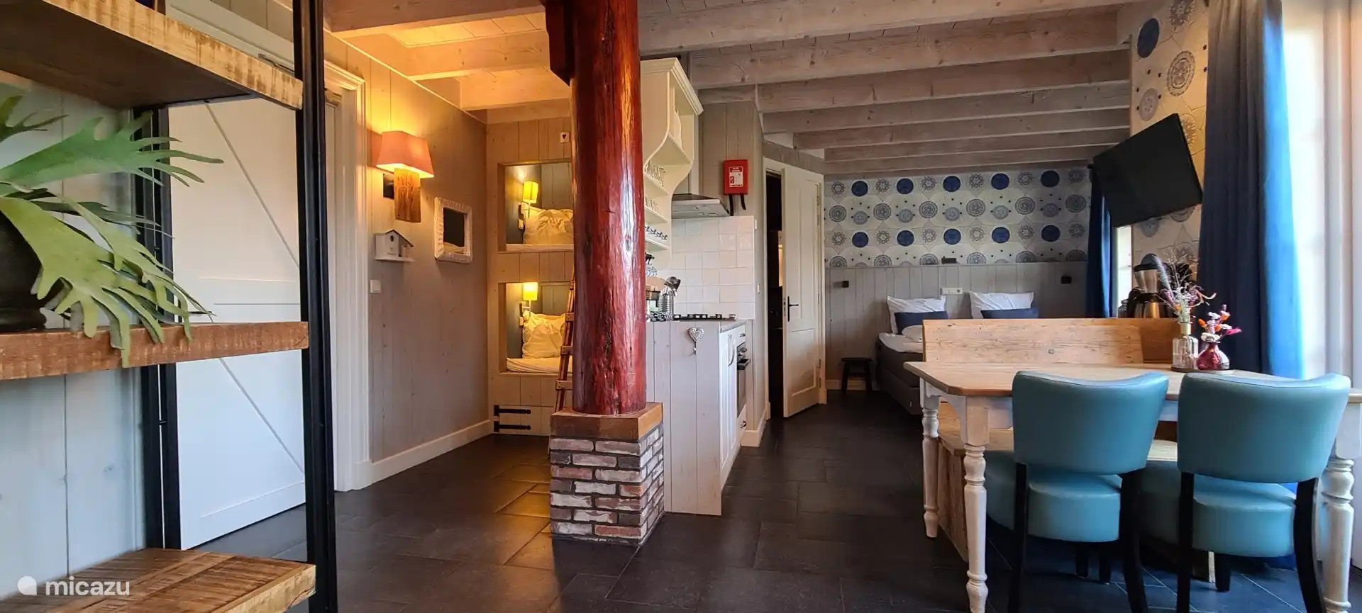 À gauche, le lit superposé, c’est un vrai 90 par 220, un endroit merveilleux pour dormir pour les enfants.
Un lit de camp est standard dans la suite.