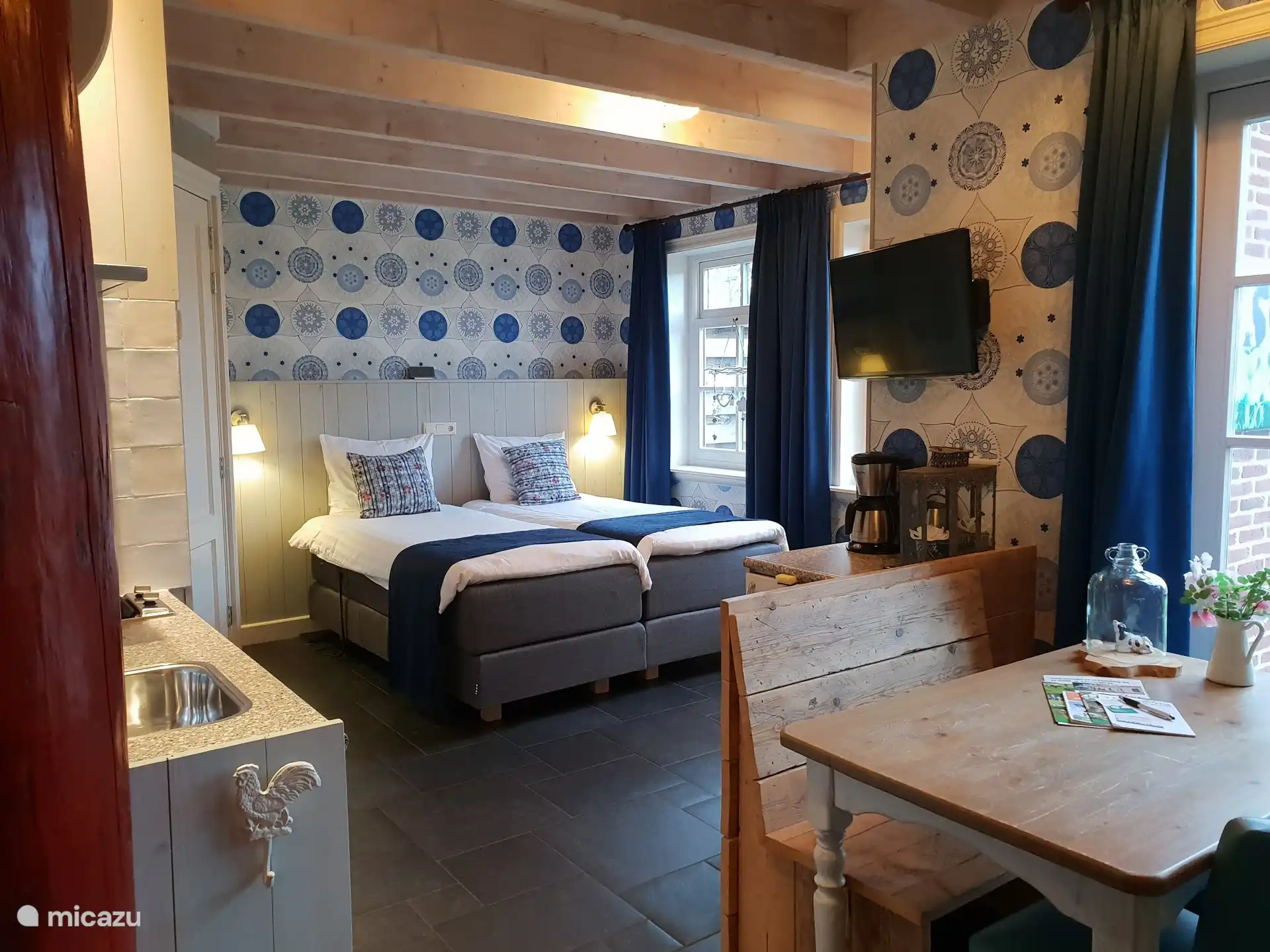 Les lits sont réglables et la télévision est tournante. Serviettes, peignoirs et lits faits sont inclus.