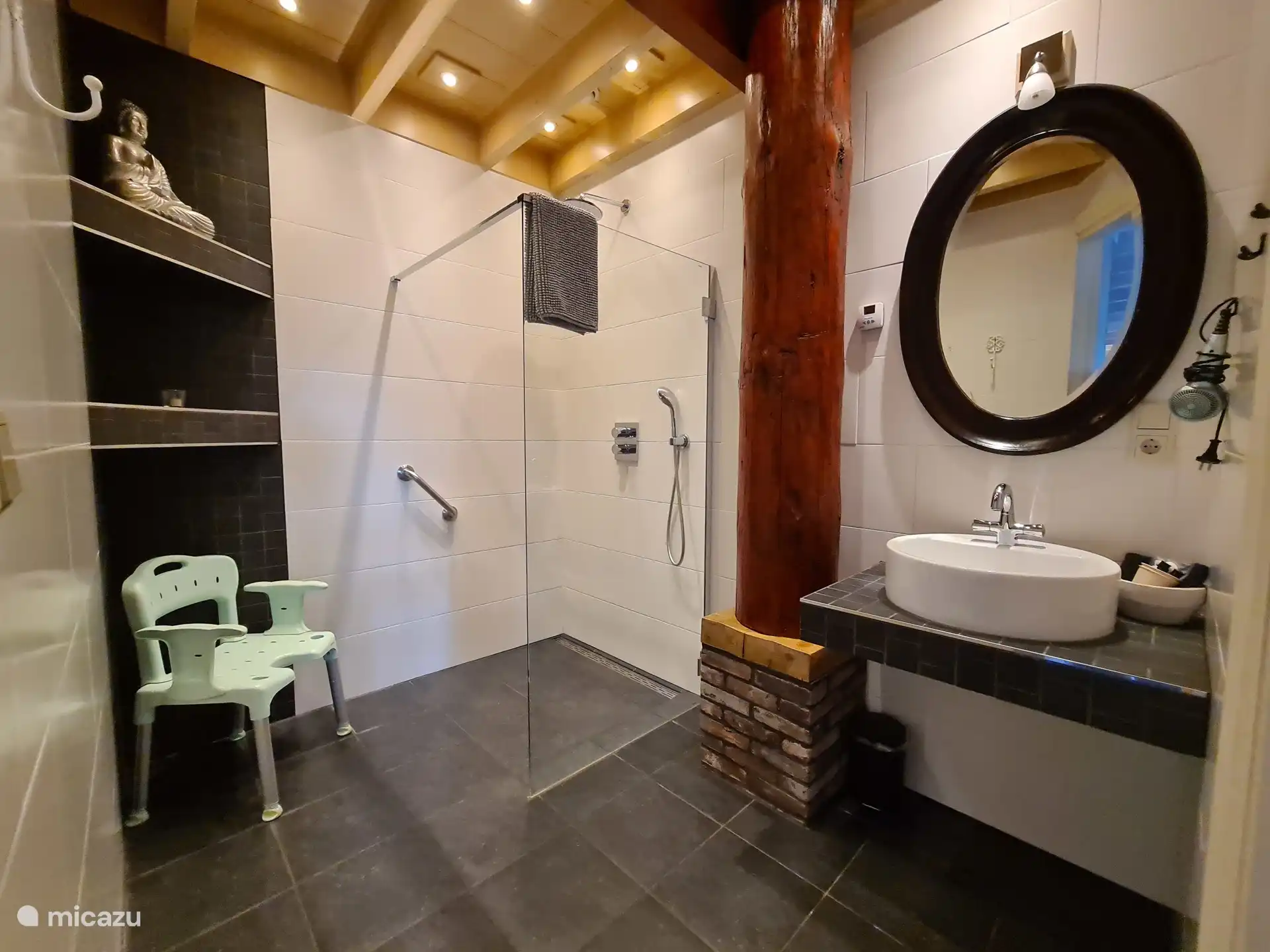 La salle de bain avec de l’espace supplémentaire. Nous fournissons une chaise de douche sur demande.