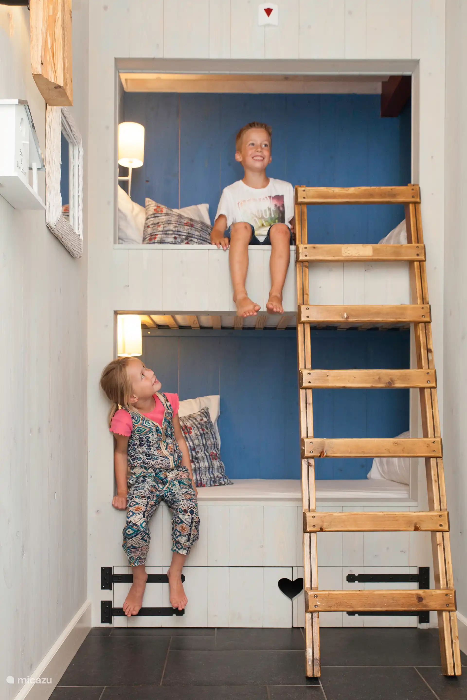 Les voilà, leur propre chez-là, à quel point ils dormiront bien dans le lit.