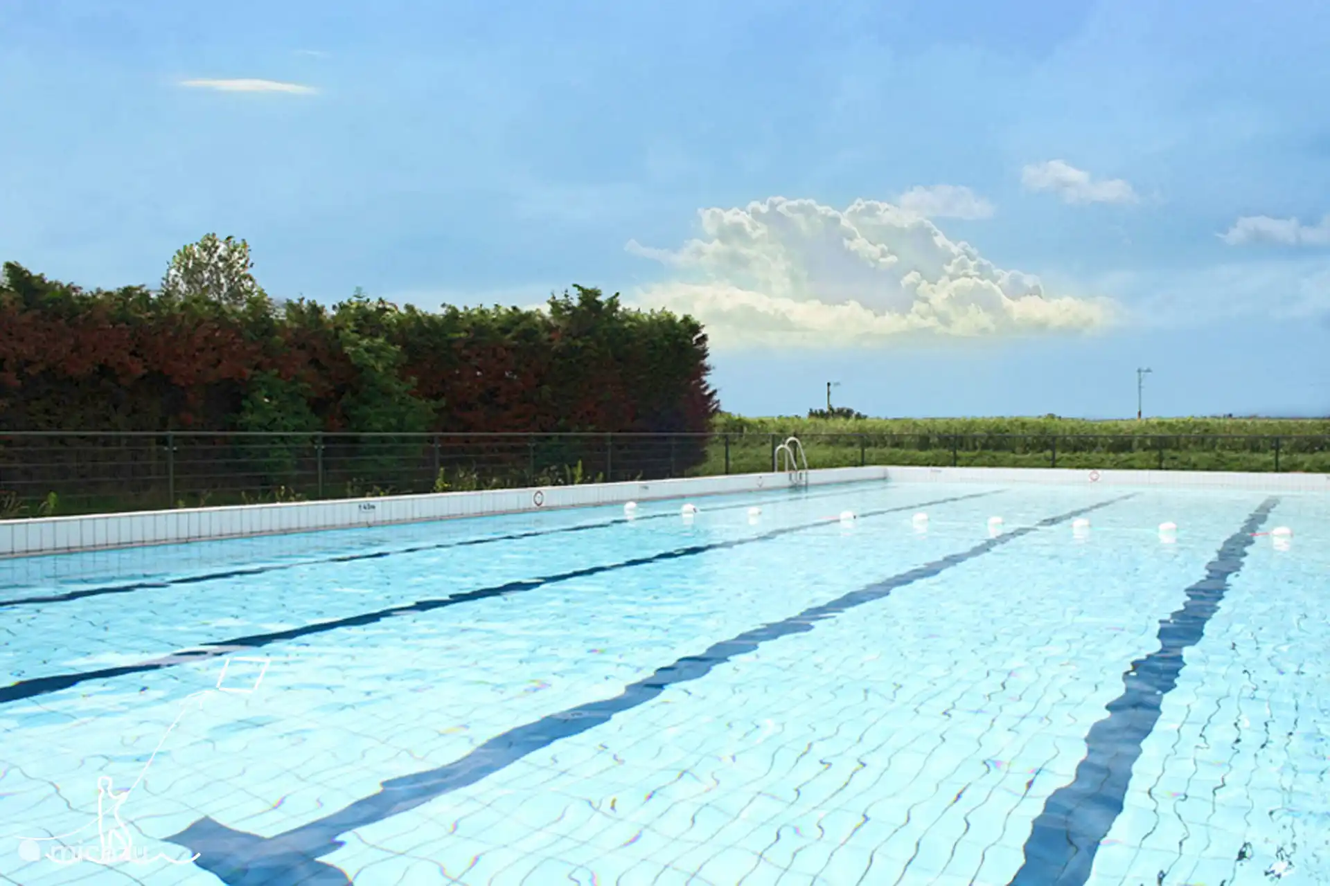 La piscine extérieure saisonnière se trouve à 1,5 kilomètre. Vous pouvez l’utiliser gratuitement. Apportez vos chaises et votre propre pique-. Profitez-en gratuitement.