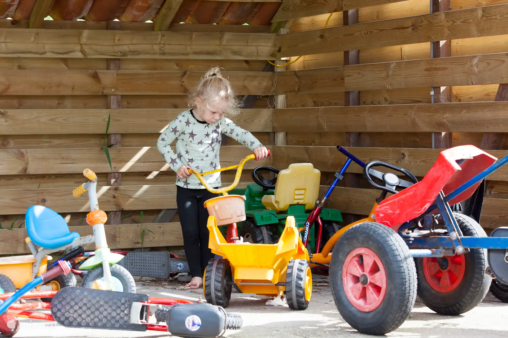 Il y a plein de roues pour que les enfants puissent jouer.