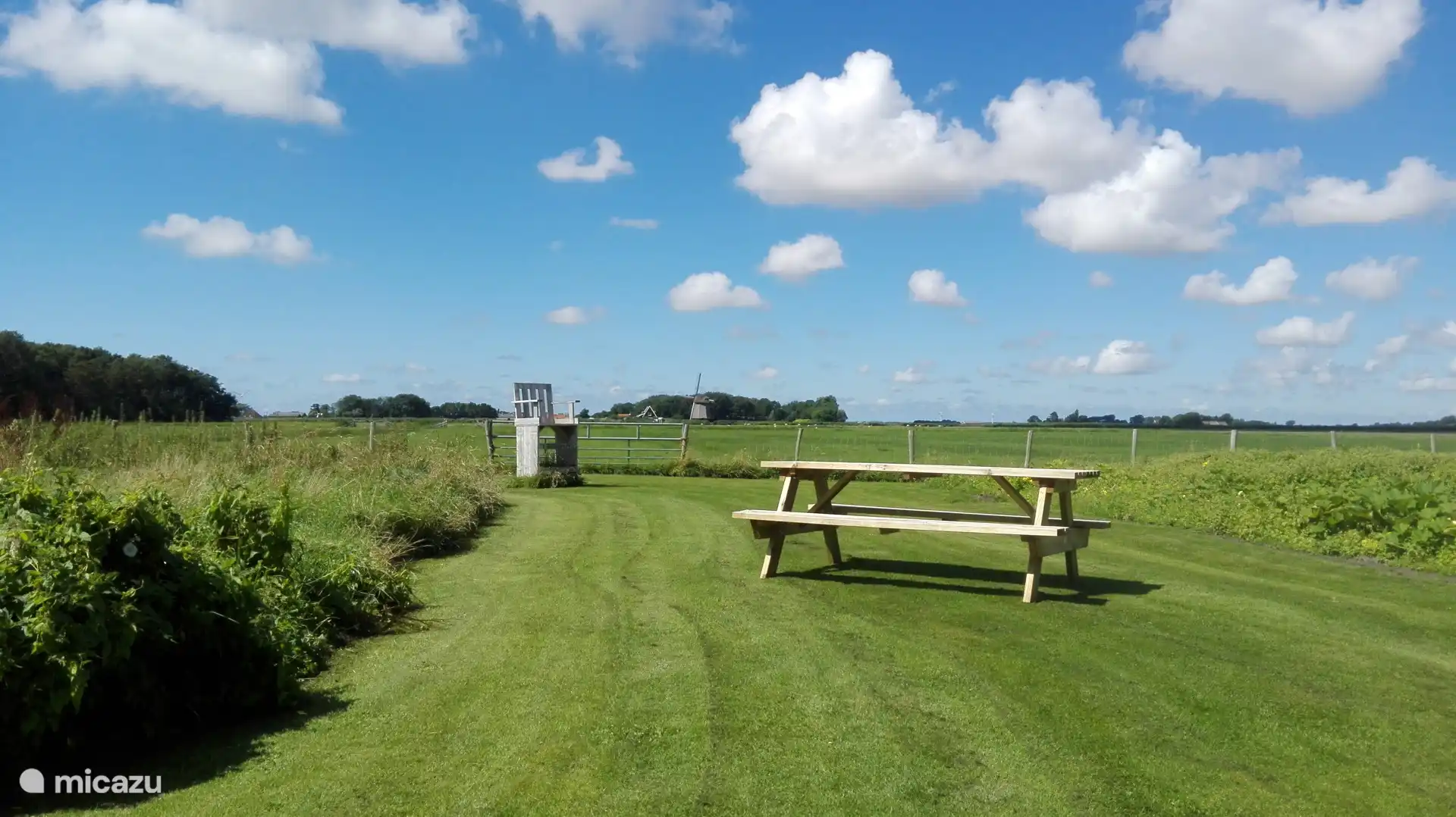 Hollandser kan het niet, draait de molen dan is de molenaar er. Hij vertelt graag over de molen en de historische waarde van de molens.
