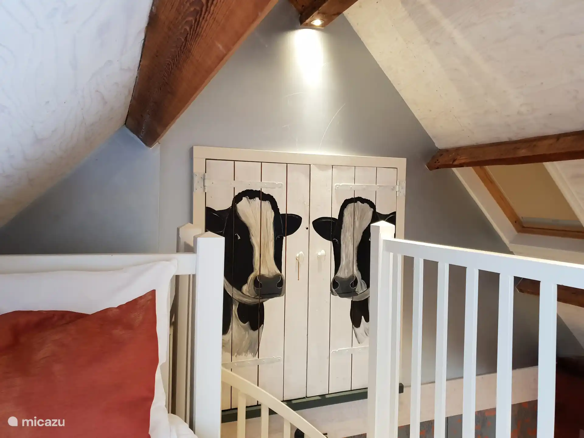 Slapen op de vide alsof je naar de hooizolder kijkt. Traphekje is aanwezig.