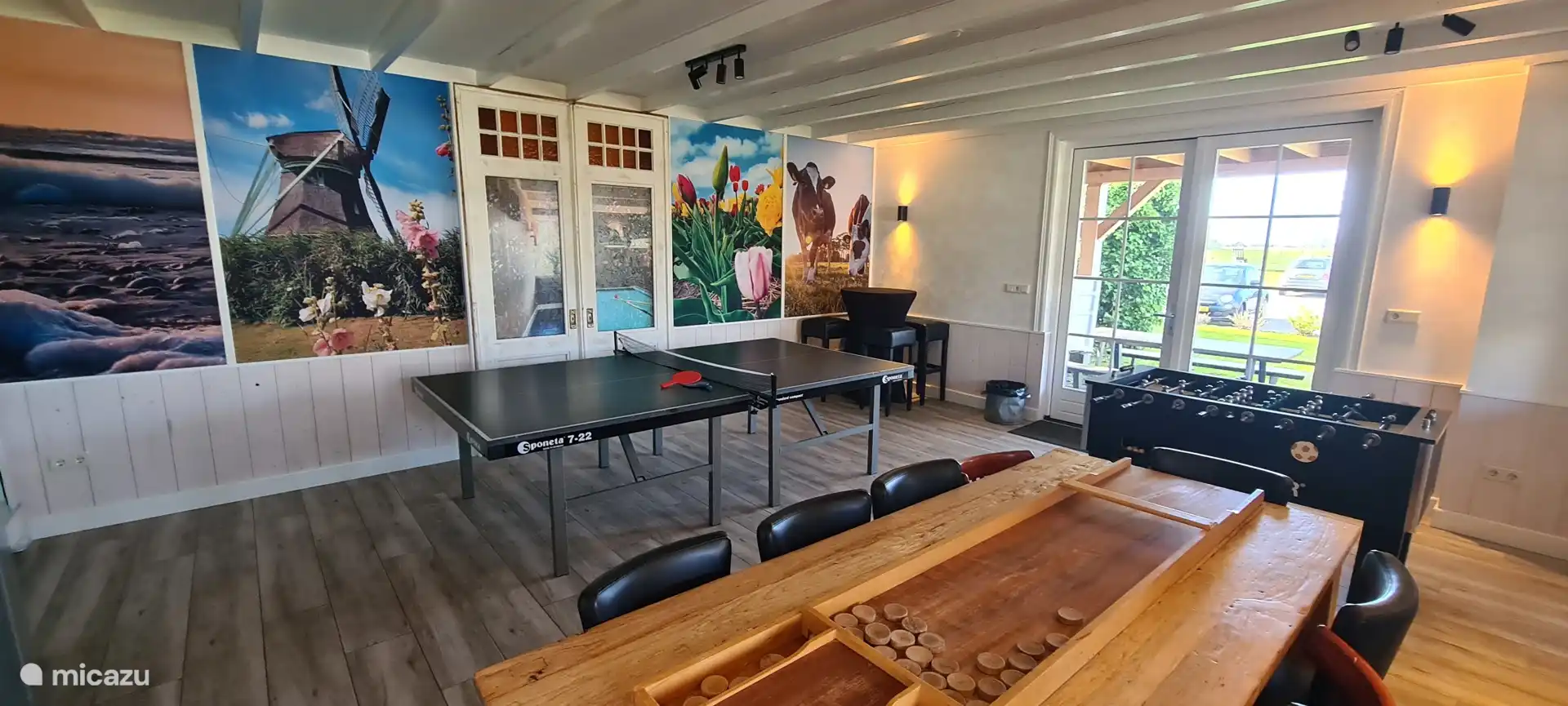 Binnen recreatieruimte met tafeltennis, tafelvoetbal, sjoelbak en boekenkast. Hier is ook ons folderrek.