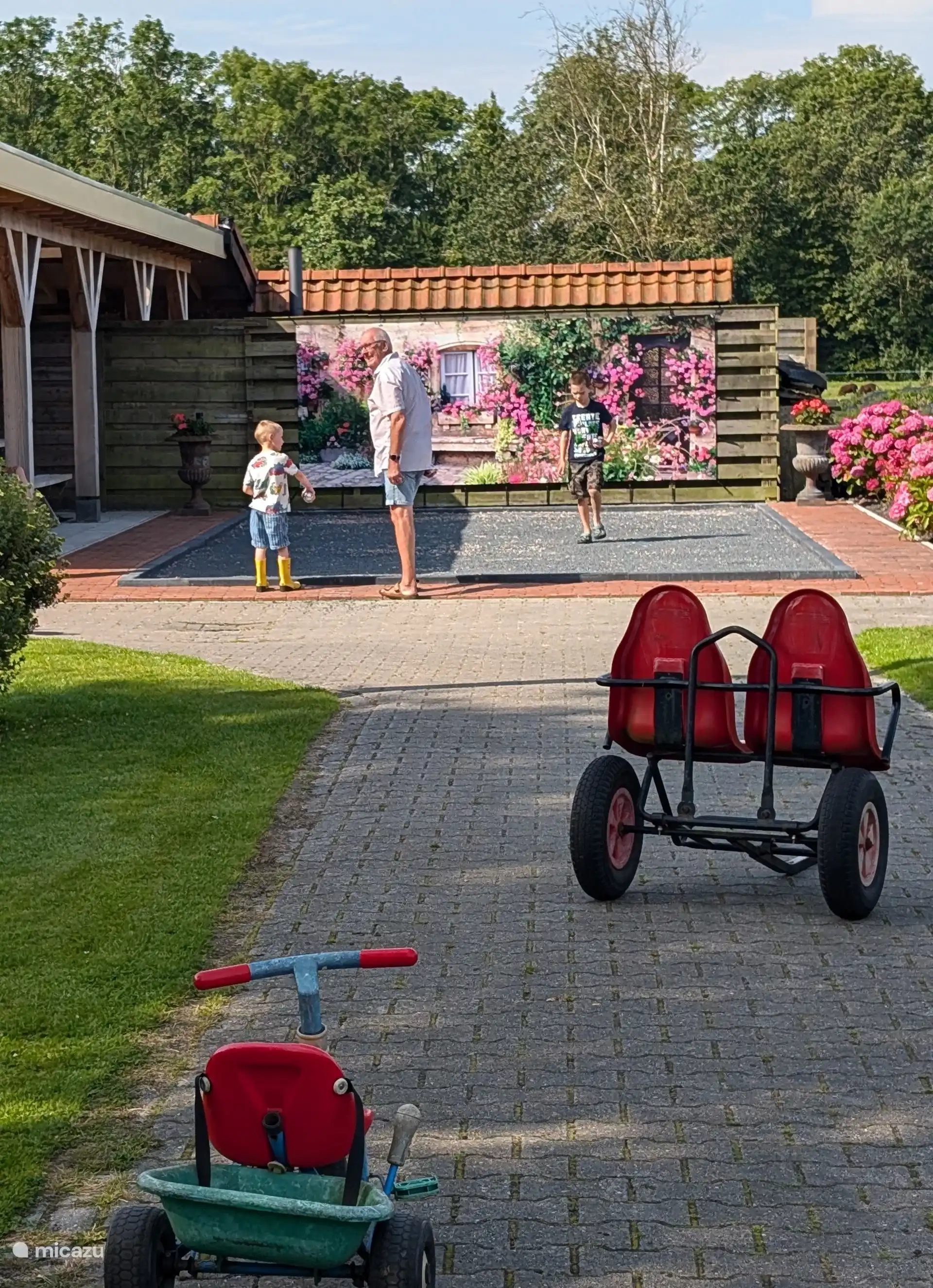 Jeu des Boules-baan en darts bij de binnen recreatieruimte. neem je zelf de Pijlen en de boules-ballen mee?