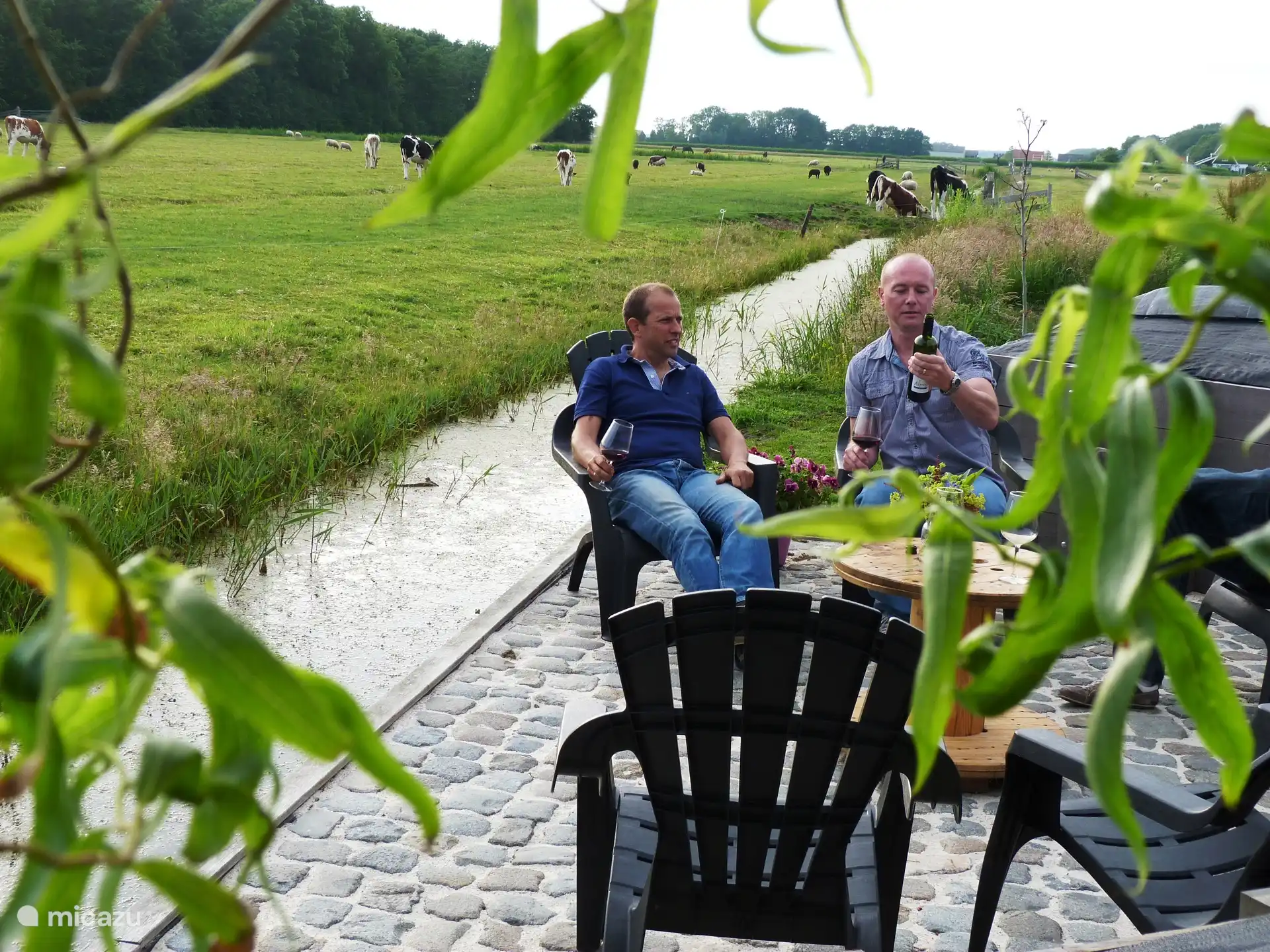Heerlijk loungen op de extra brede vensterbank in je appartement is fijn. Maar er zijn nog heel veel leuke plekjes waar je kan zitten en de rust opzoeken.