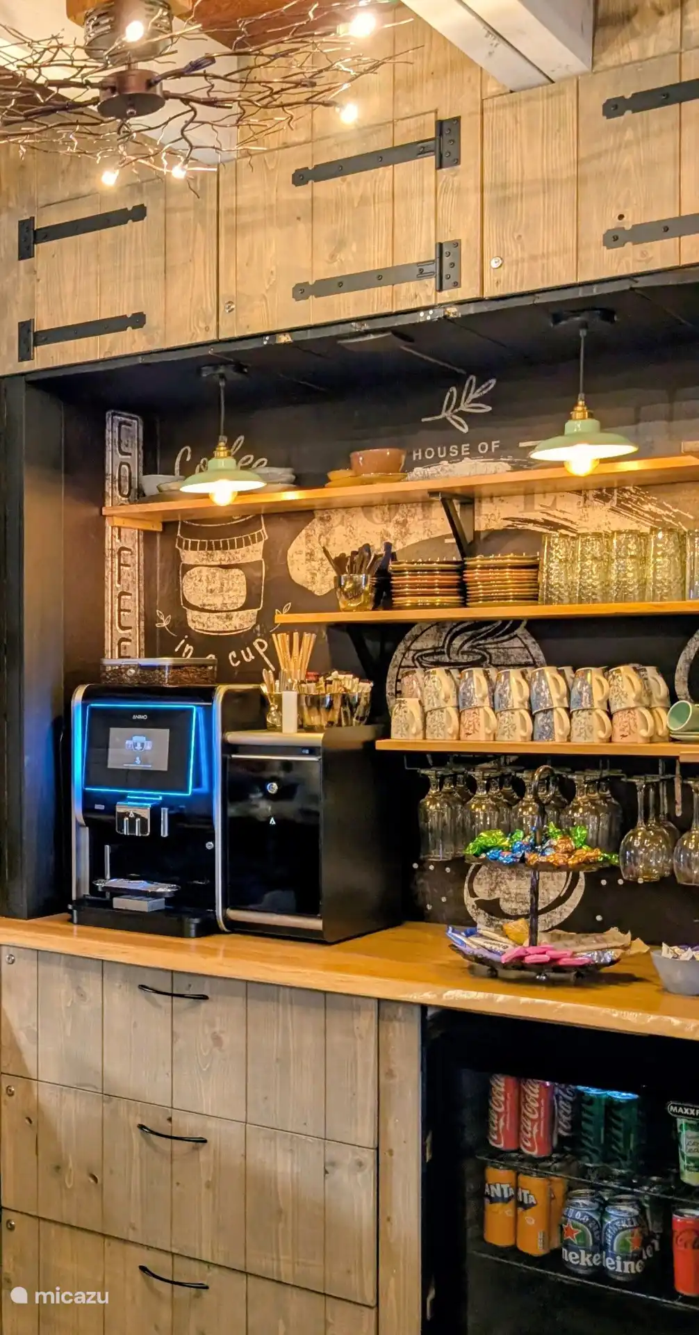 De luxe koffiecorner waar je kosteloos gebruik van mag maken. De minibar is tegen betaling. Wanneer er een vergadergroep is dan is de ruimte niet toegankelijk en heb ik een heerlijk alternatief.