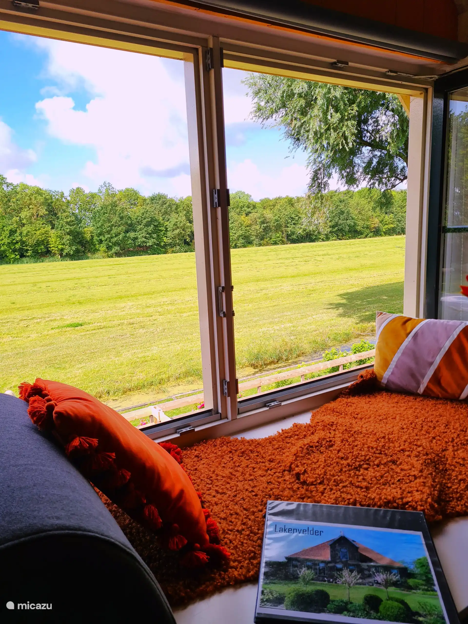 Heerlijk van de middag/avondzon genieten in de extra brede vensterbank. Wat een geweldig uitzicht.